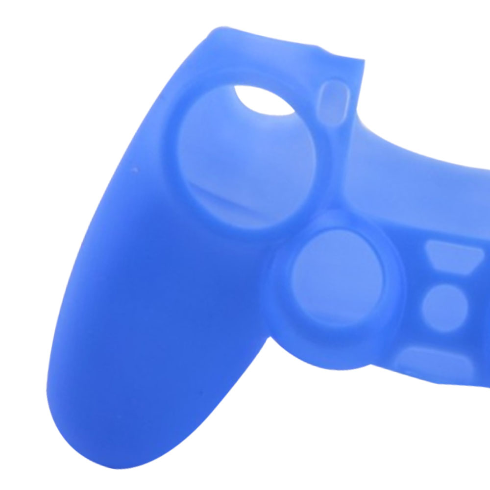Eine Nahaufnahme zeigt eine blaue Silikonhülle für einen Gamecontroller, die den Griff und die Tastenlöcher hervorhebt.