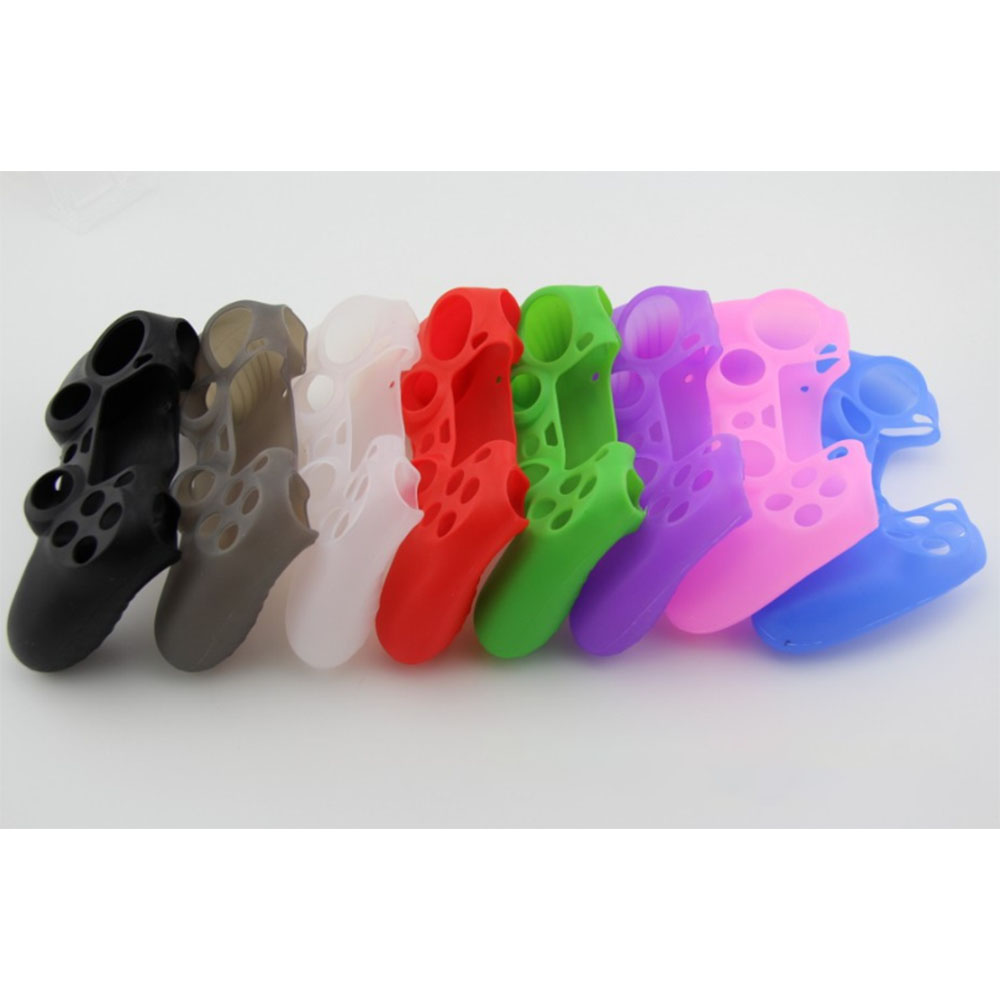 Eine Reihe von bunten Silikonhüllen für Gamecontroller wird auf einer weißen Oberfläche angezeigt.