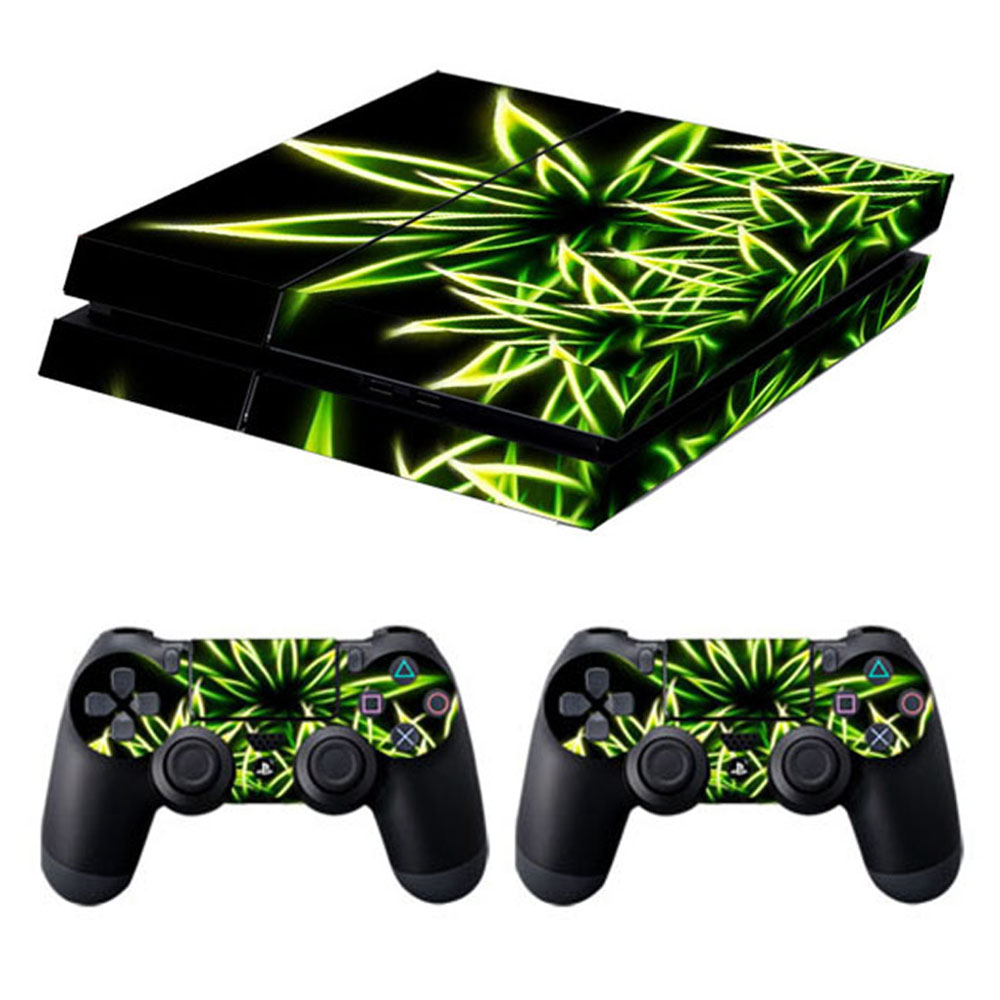 Eine schwarze PlayStation 4-Konsole und zwei Controller mit Aufklebern mit grünem Blättermuster.