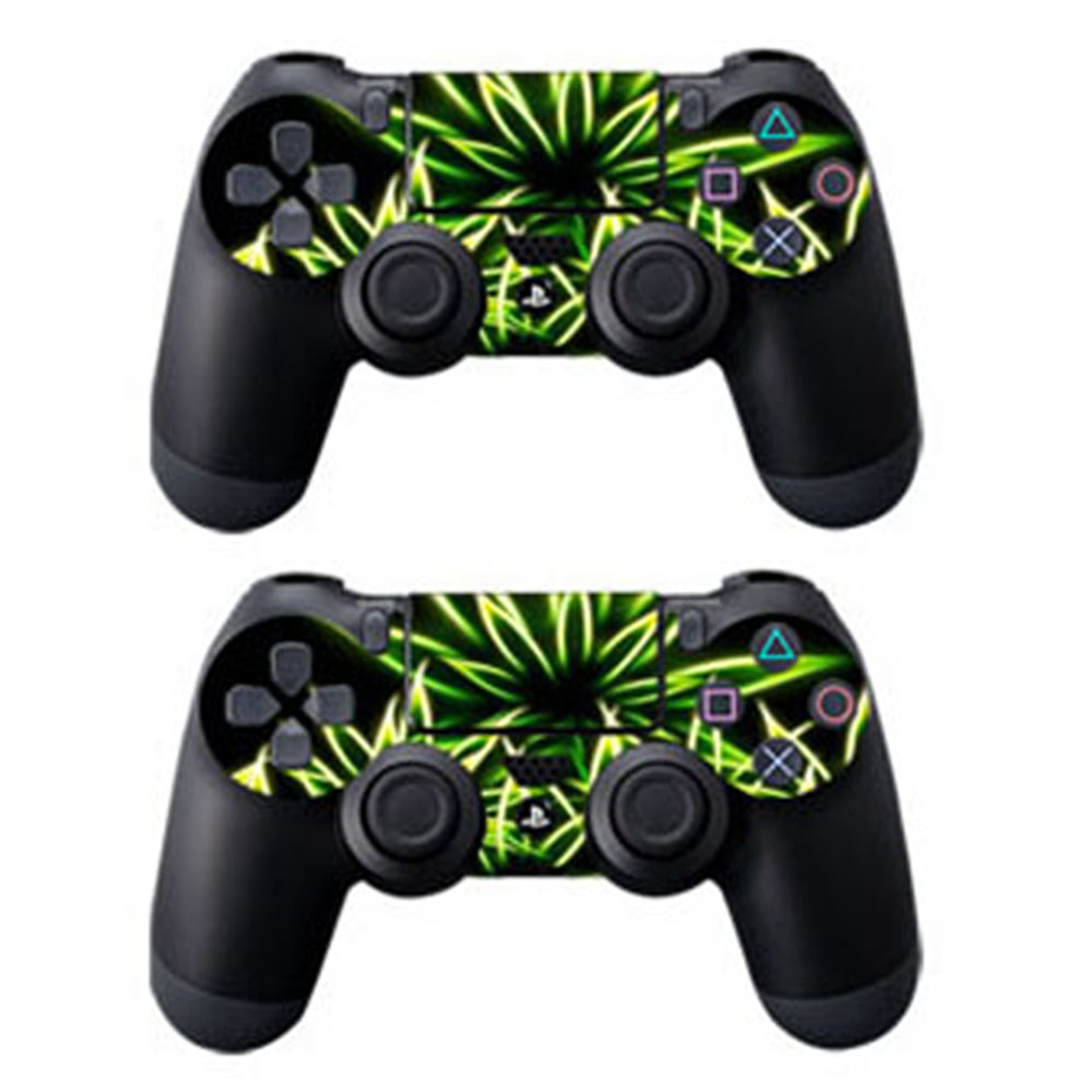 Zwei schwarze PlayStation 4-Controller mit Aufklebern mit grünem Blättermuster.
