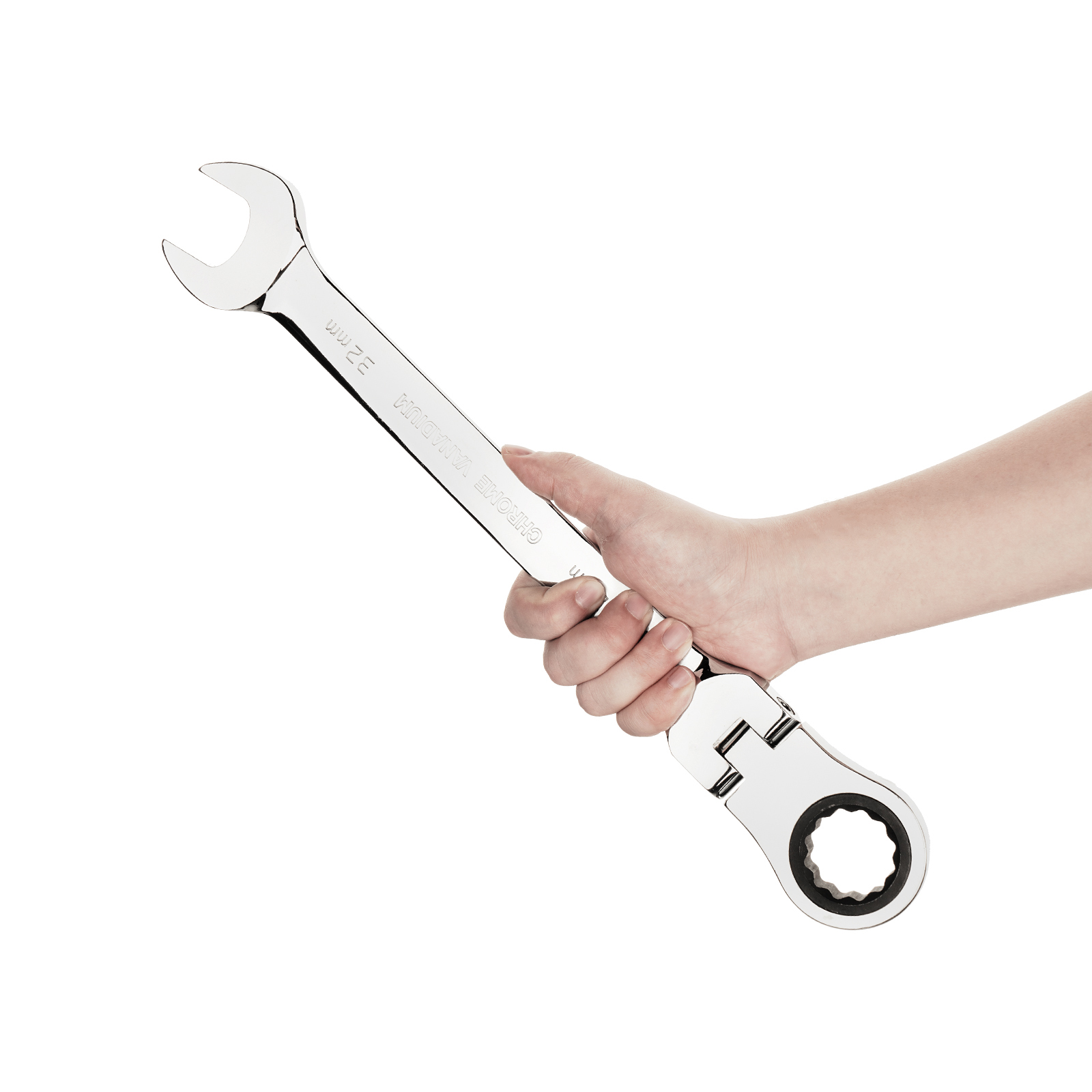 Una mano tiene una chiave inglese argentata da 32 mm su uno sfondo bianco.
