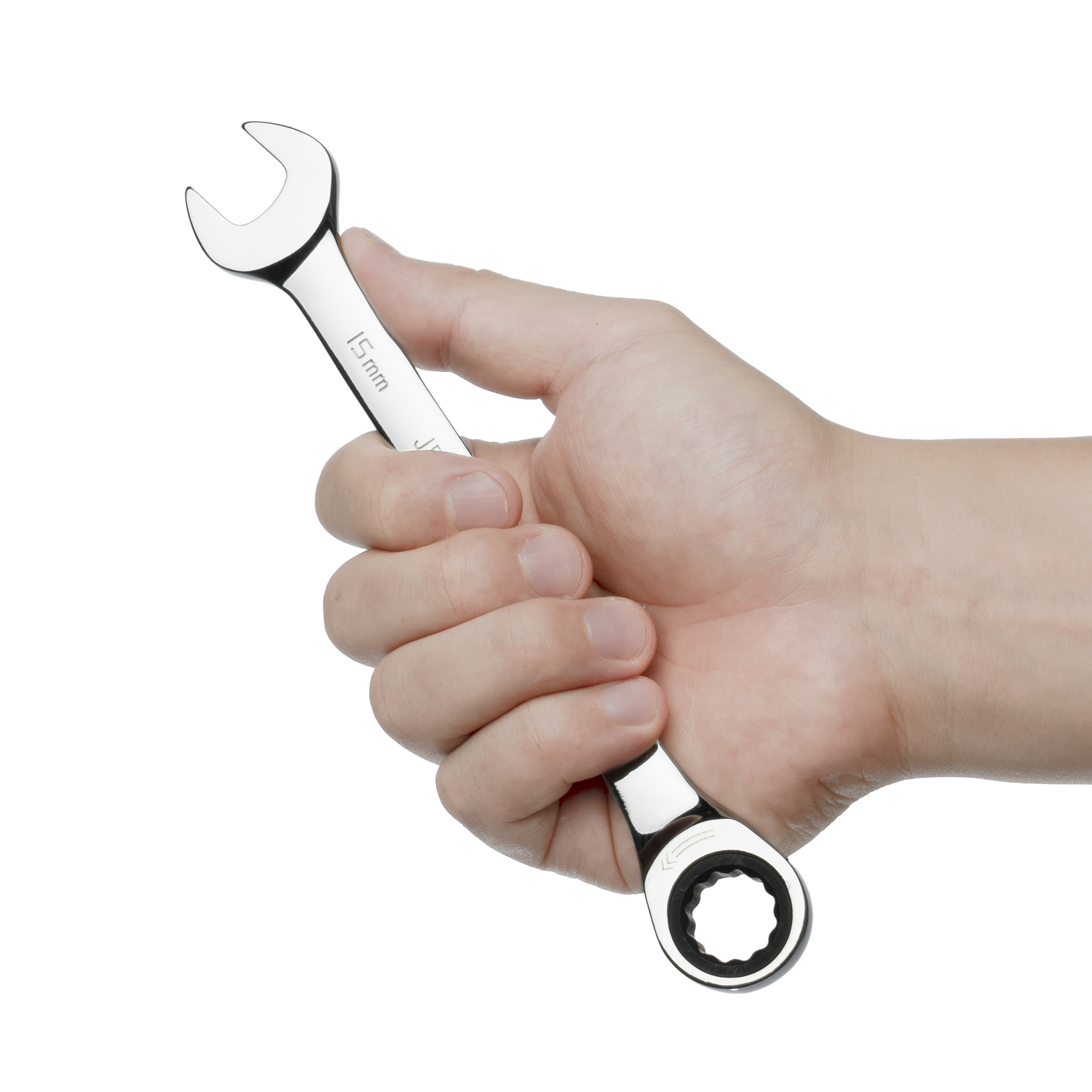 Una mano tiene una chiave inglese argentata da 15 mm su uno sfondo bianco.