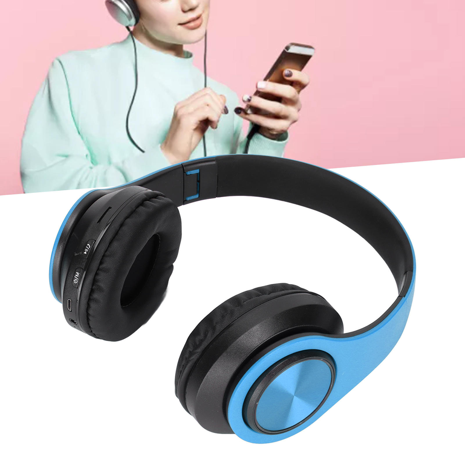 Blaue und schwarze Over-Ear-Kopfhörer mit einer Person, die im Hintergrund ein Smartphone hält.