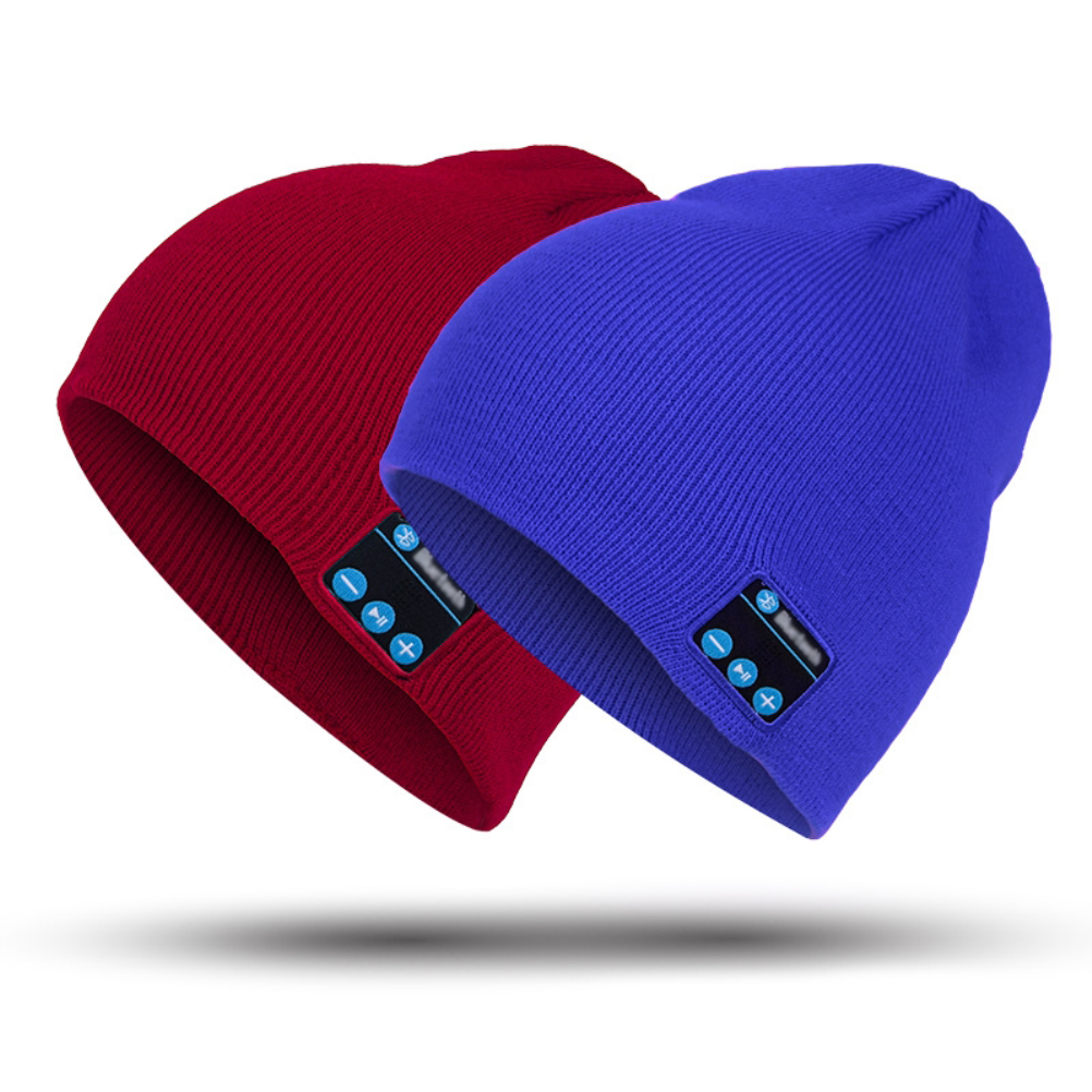 Eine rote und eine blaue Mütze mit Bluetooth-Steuerung werden nebeneinander gezeigt.