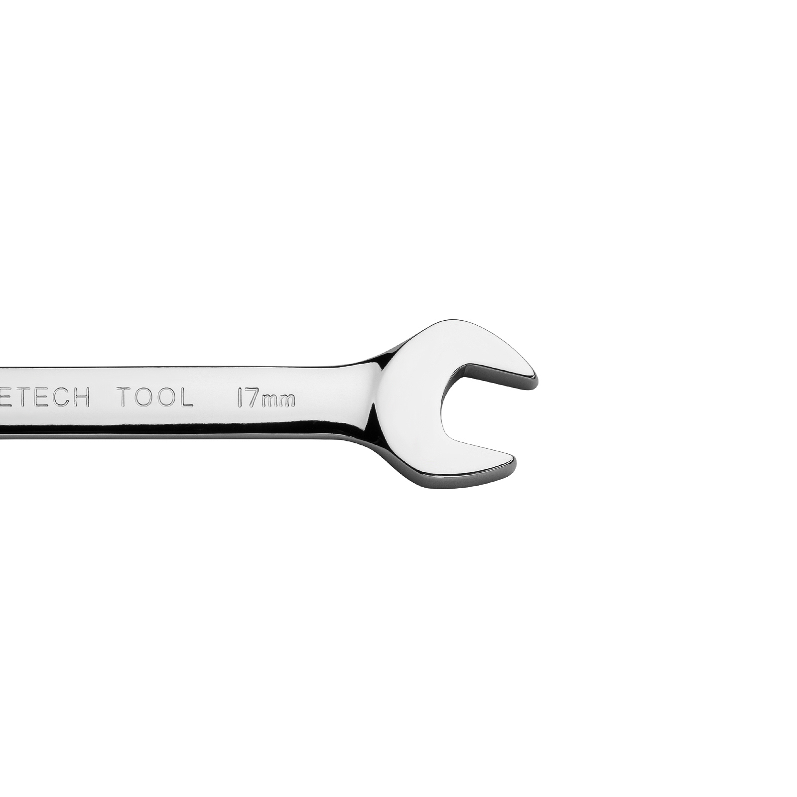 Primo piano dell'estremità aperta di una chiave inglese argentata da 17 mm, sfondo bianco.