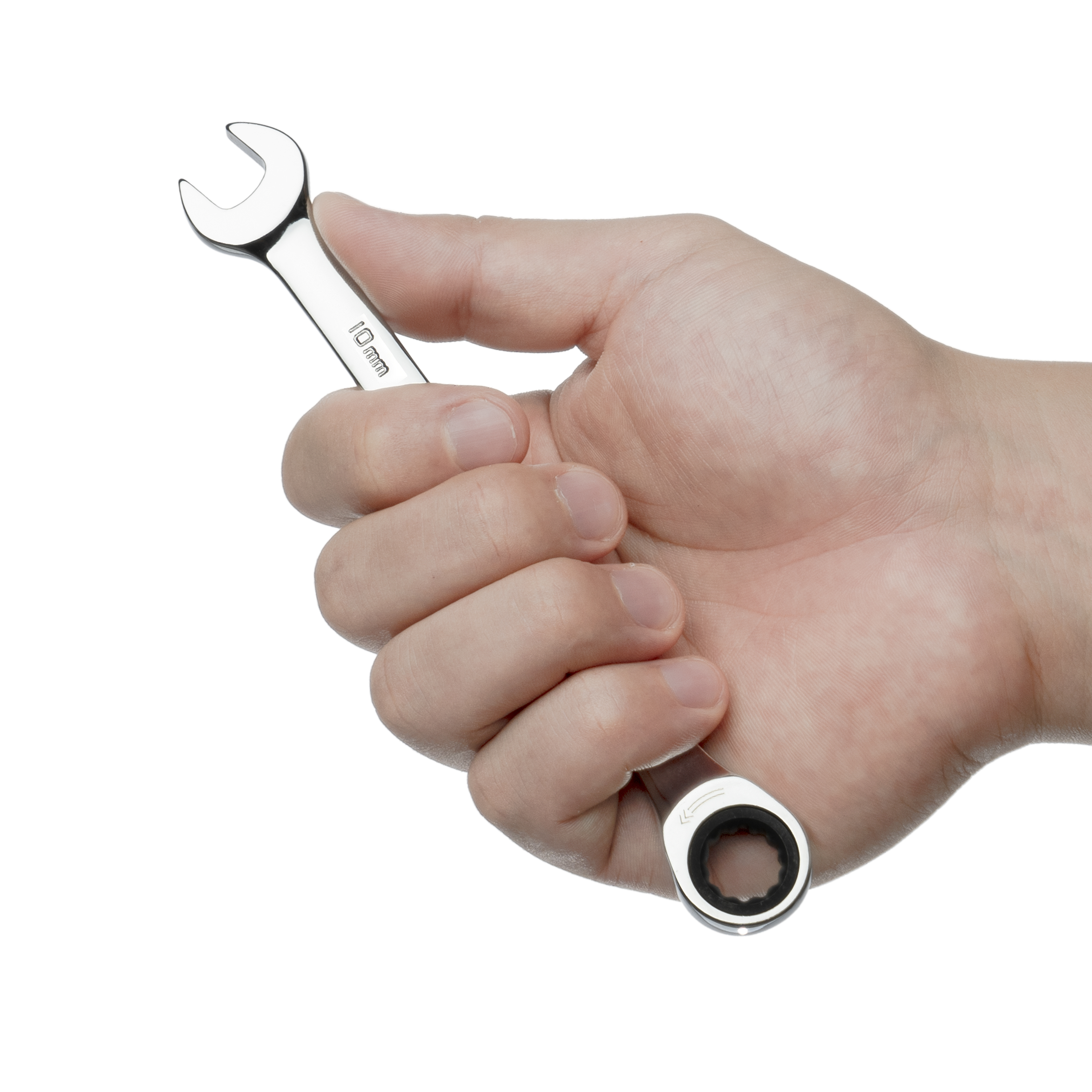 Una mano tiene una chiave a cricchetto argentata da 10 mm con testa flessibile, sfondo bianco.