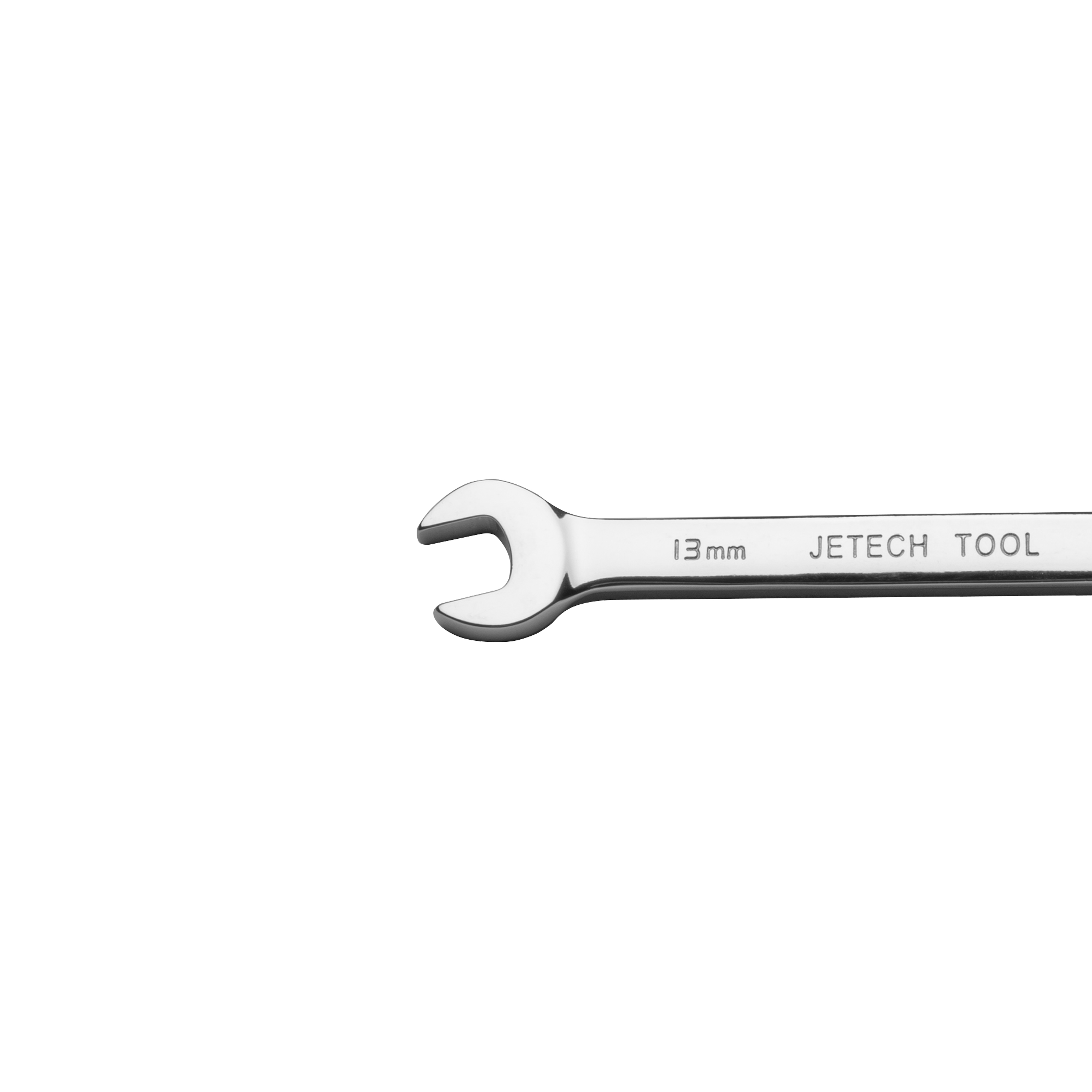Primo piano dell'estremità aperta di una chiave inglese argentata da 13 mm, sfondo bianco.