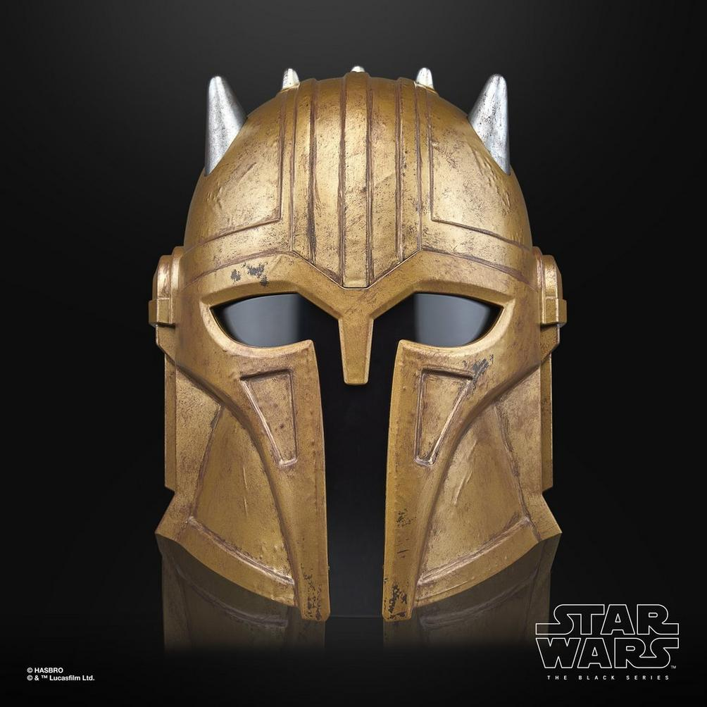 Gümüş boynuzlu altın Mandalorian miğferi, bir Star Wars ürünü.