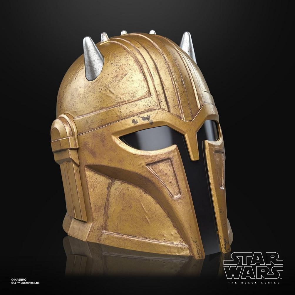 Gümüş boynuzlu altın Mandalorian miğferi, sağdan görünüm.