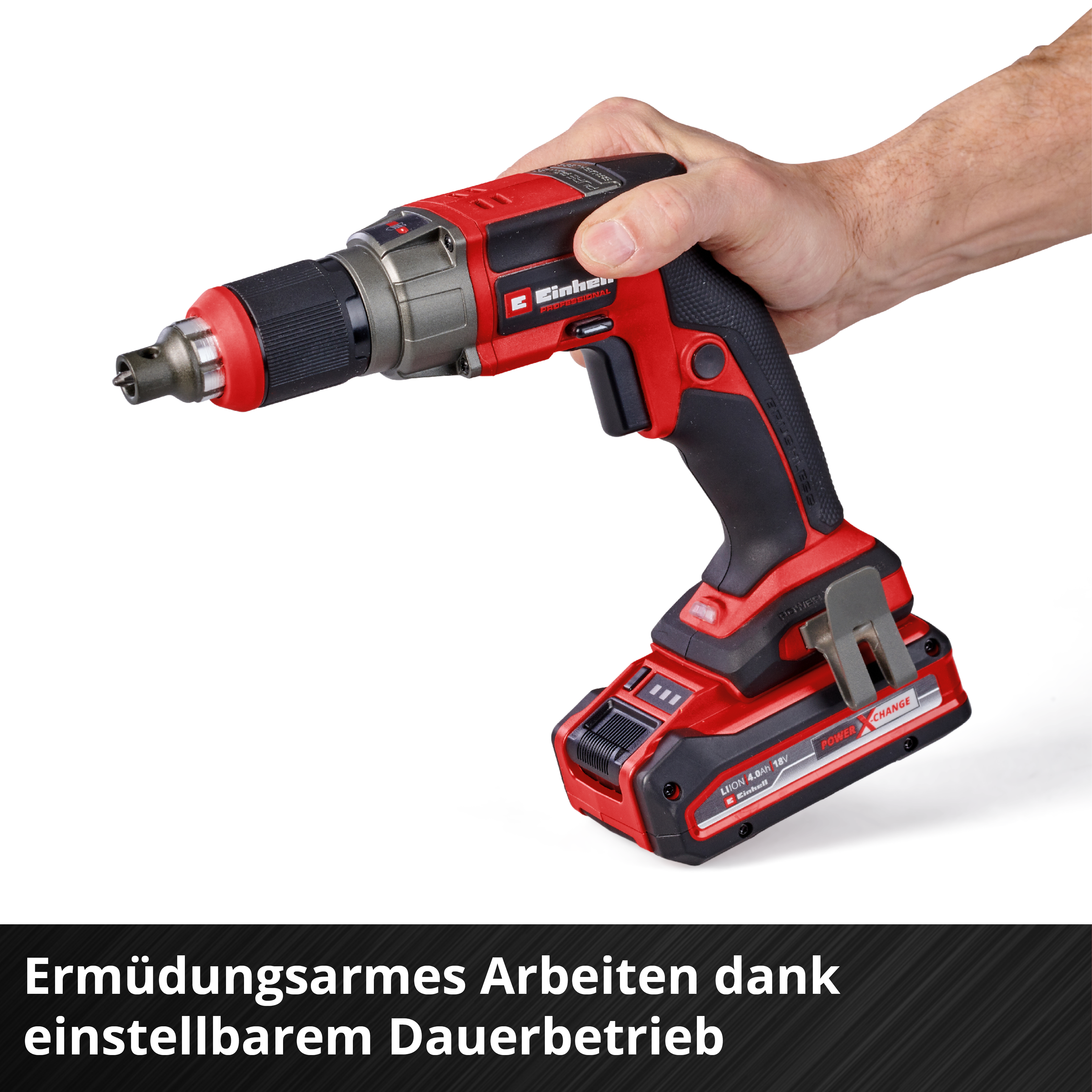 Ein roter und schwarzer Akku-Schrauber wird von einer Hand gehalten. Er liegt auf Metall.