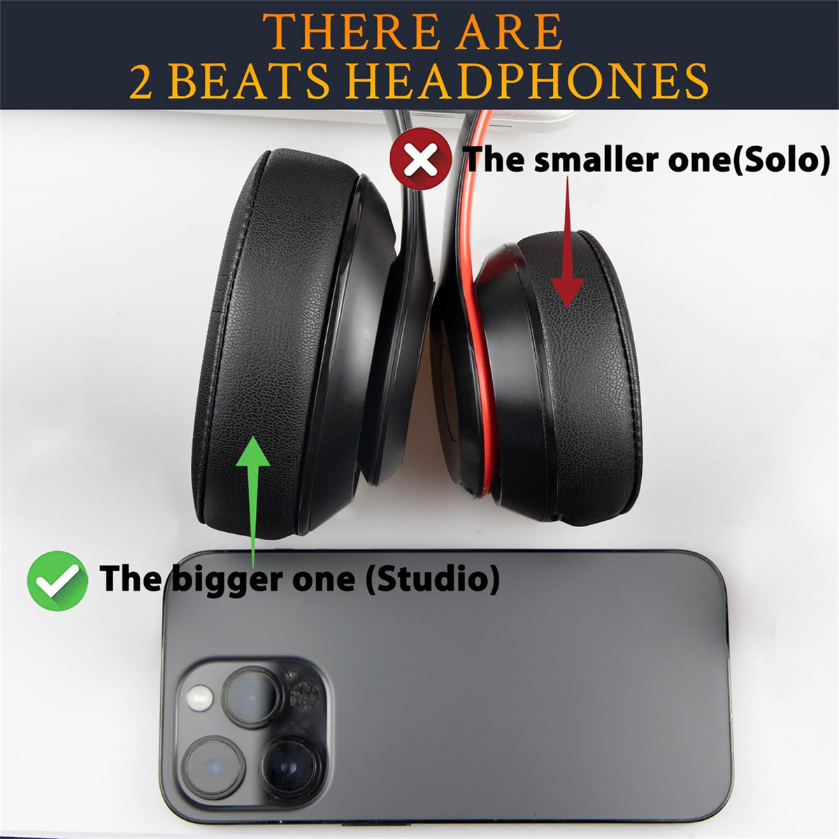 Bild zeigt zwei Beats-Kopfhörer. Einer ist Studio, der andere Solo, auf einem Telefon.