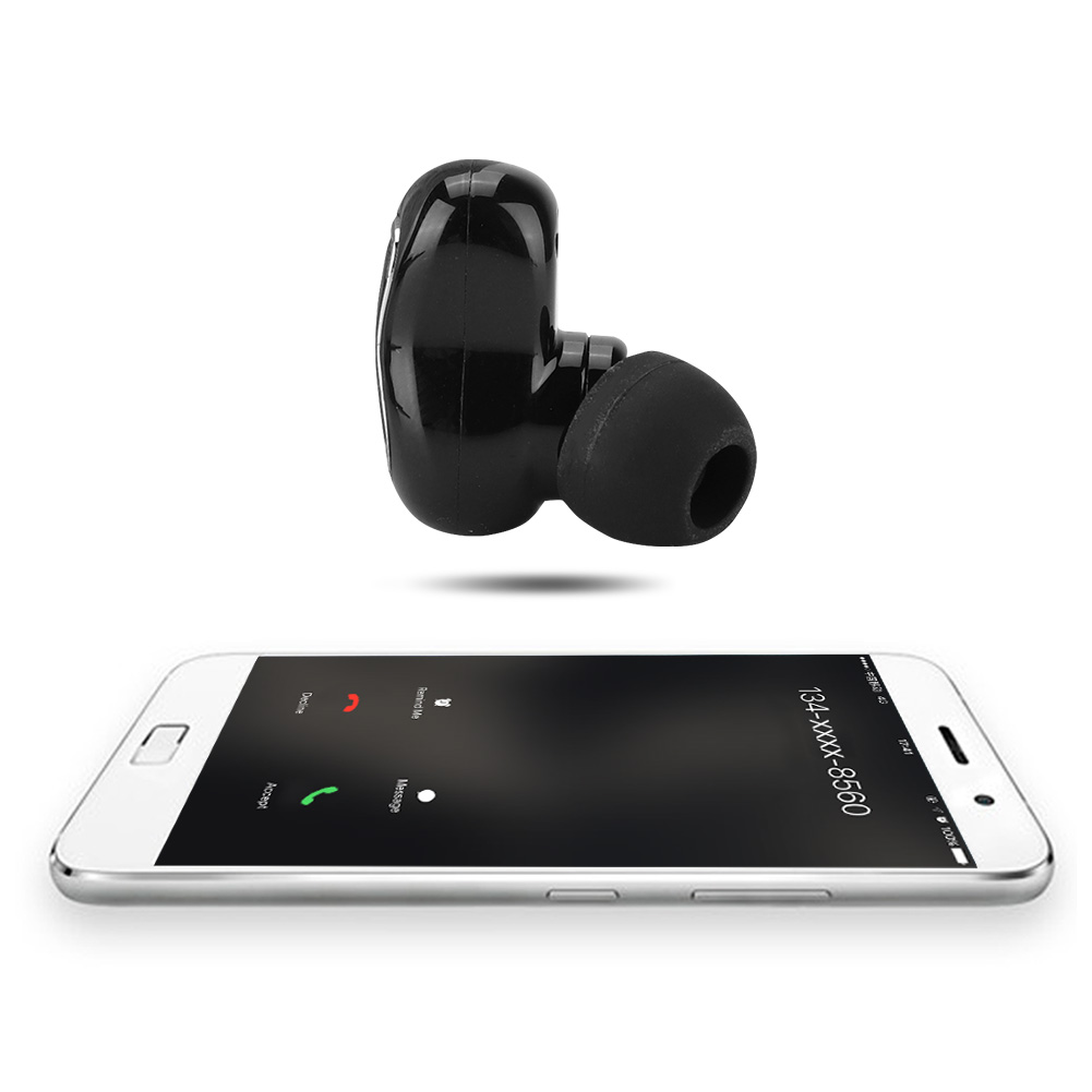 Schwarzer kabelloser Ohrhörer über einem weißen Smartphone. Das Telefon zeigt einen Bildschirm für eingehende Anrufe an.