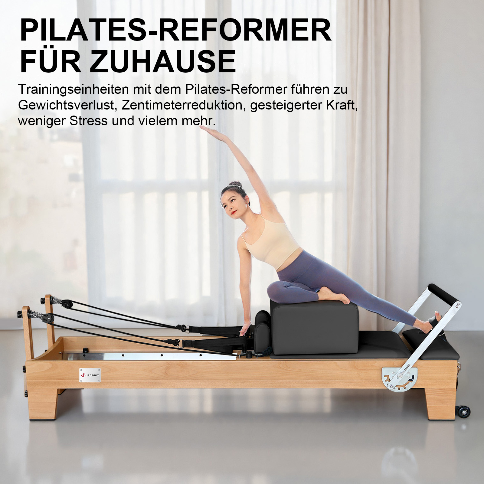 Frau benutzt einen Pilates-Reformer für zu Hause. Die Maschine ist helles Holz mit schwarzen Akzenten.