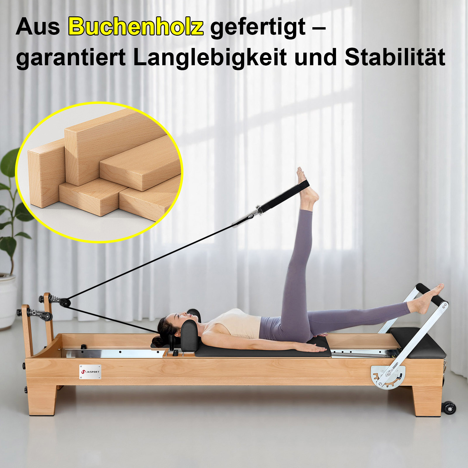 Eine Frau trainiert auf einem hölzernen Pilates-Reformer in einem hell erleuchteten Raum mit einer Pflanze im Hintergrund.