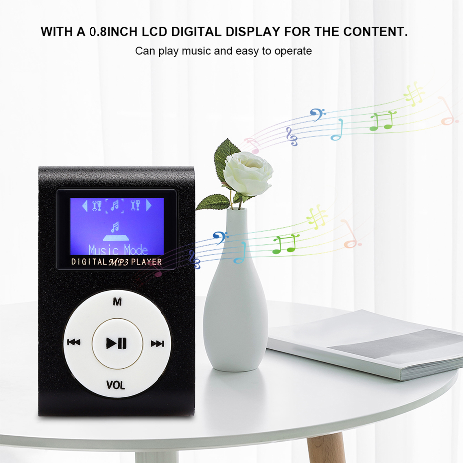 Schwarzer digitaler MP3-Player auf einem weißen Tisch mit einer Blumenvase und einem Buch, Noten in der Luft.