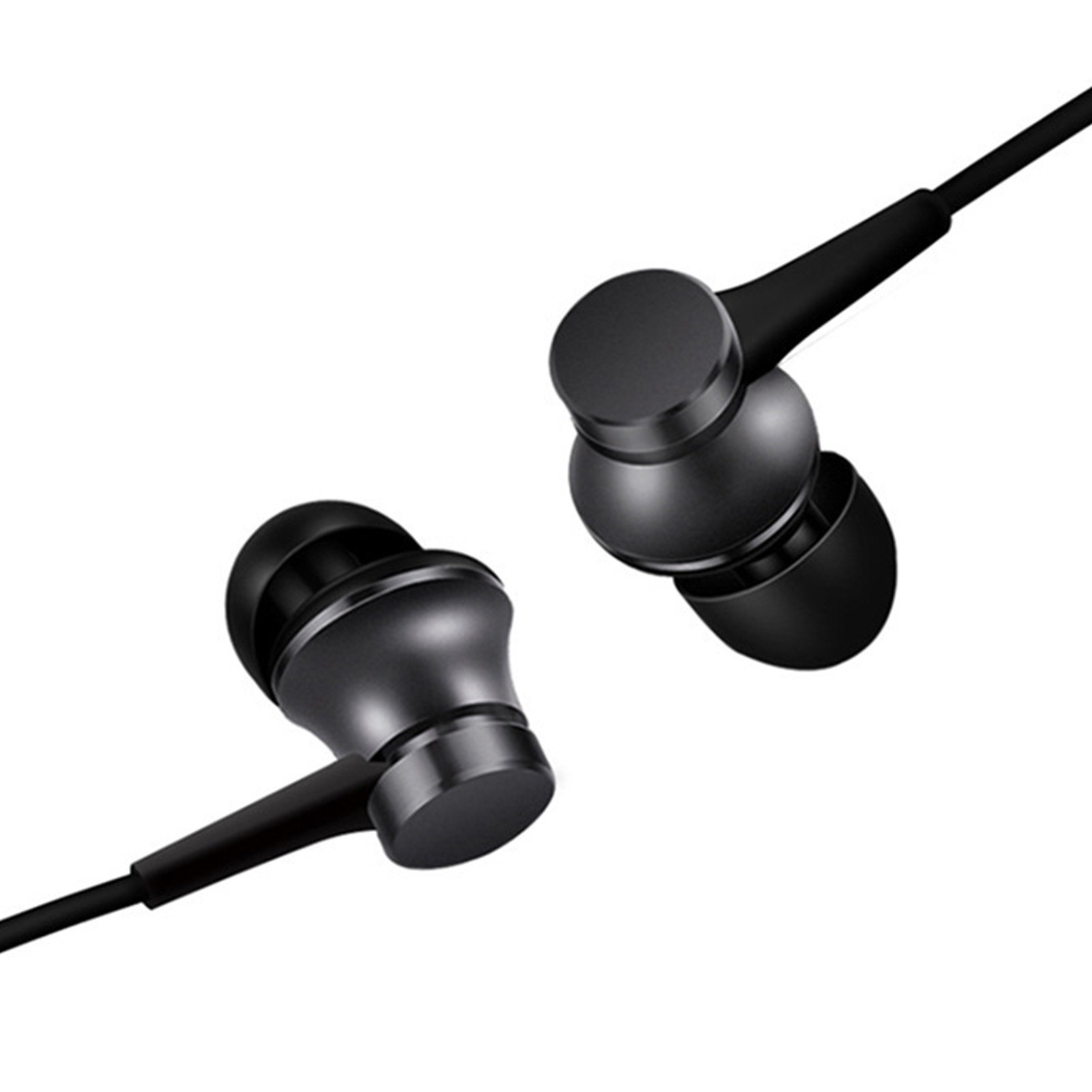 Zwei schwarze Ohrhörer mit schwarzem Kabel werden vor einem weißen Hintergrund gezeigt.