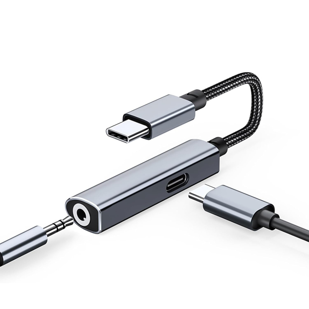 Ein grauer USB-C-auf-Kopfhöreranschluss-Adapter mit einem geflochtenen schwarzen Kabel auf weißem Hintergrund.