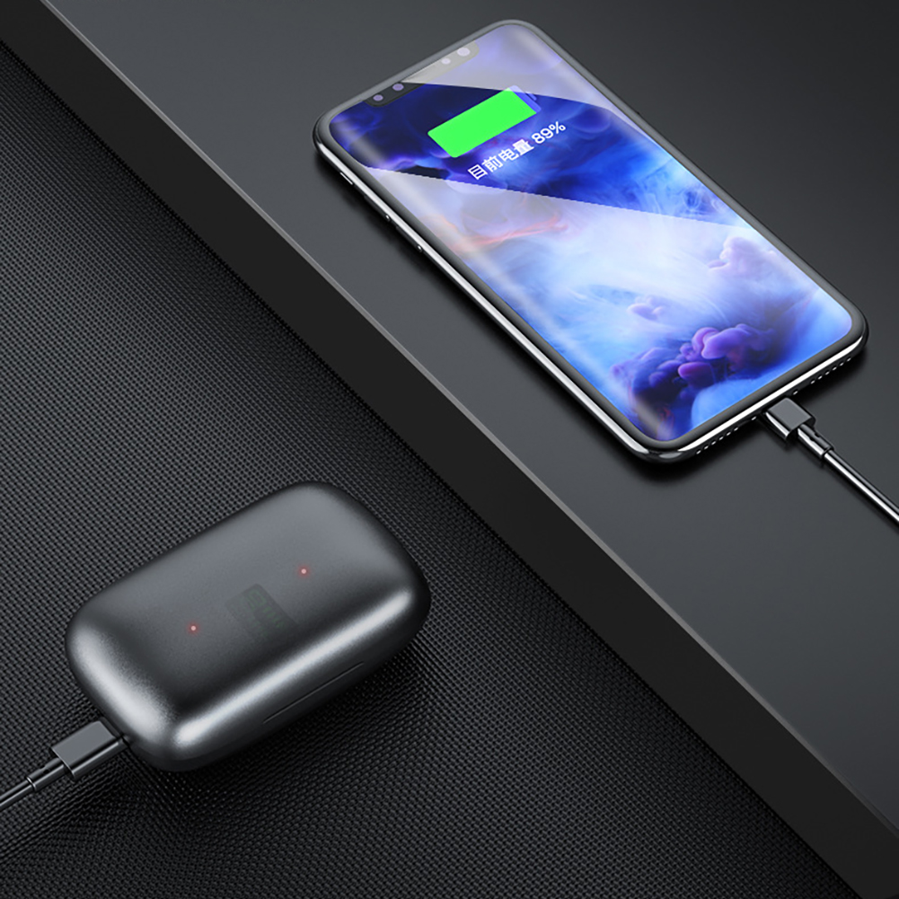 Schwarzes Ladecase, das ein Telefon auflädt. Schwarz-grauer Hintergrund.
