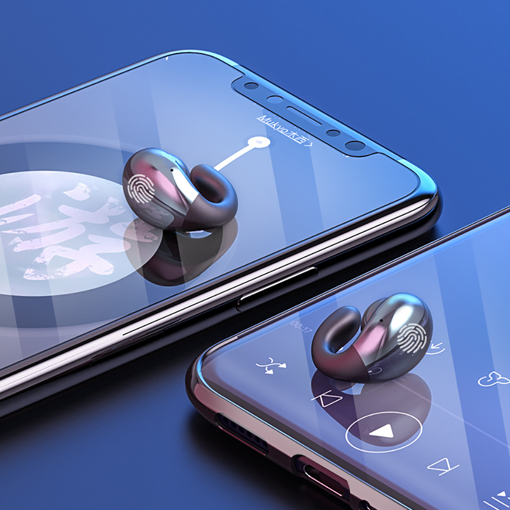 Zwei Telefone, die Ohrhörer anzeigen. Blauer Hintergrund.
