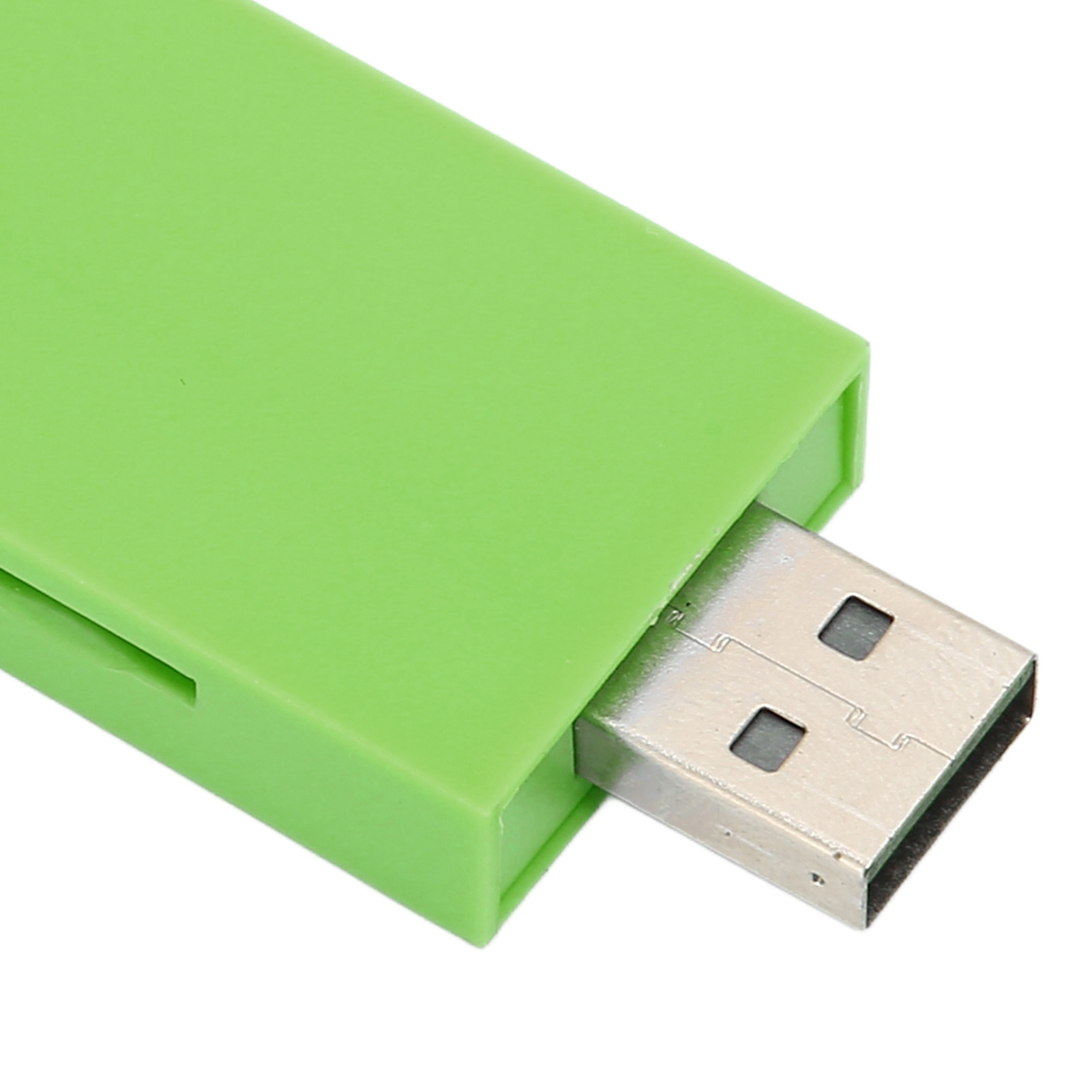 Ein grüner USB-MP3-Player wird gezeigt, der USB-Anschluss ist freigelegt. Der Hintergrund ist weiß.