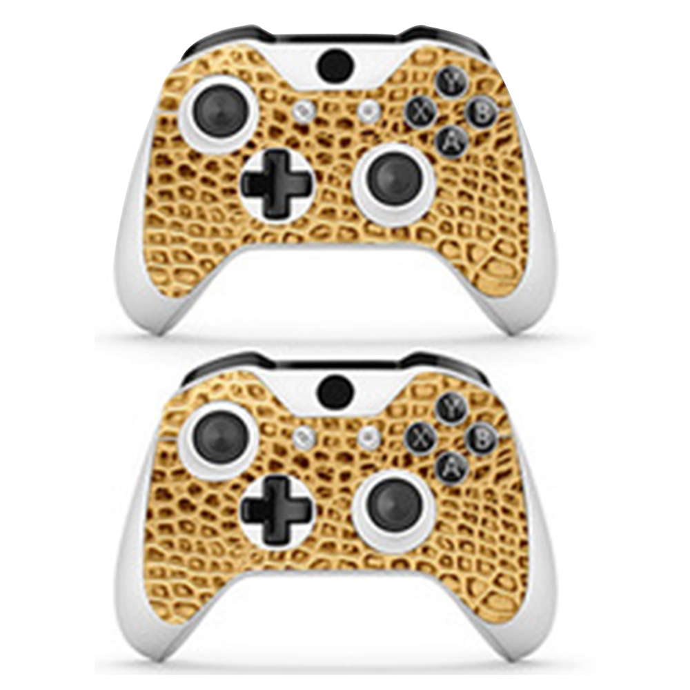 Zwei weiße Gamecontroller mit goldenem Krokodilhautmuster auf der Vorderseite werden angezeigt.