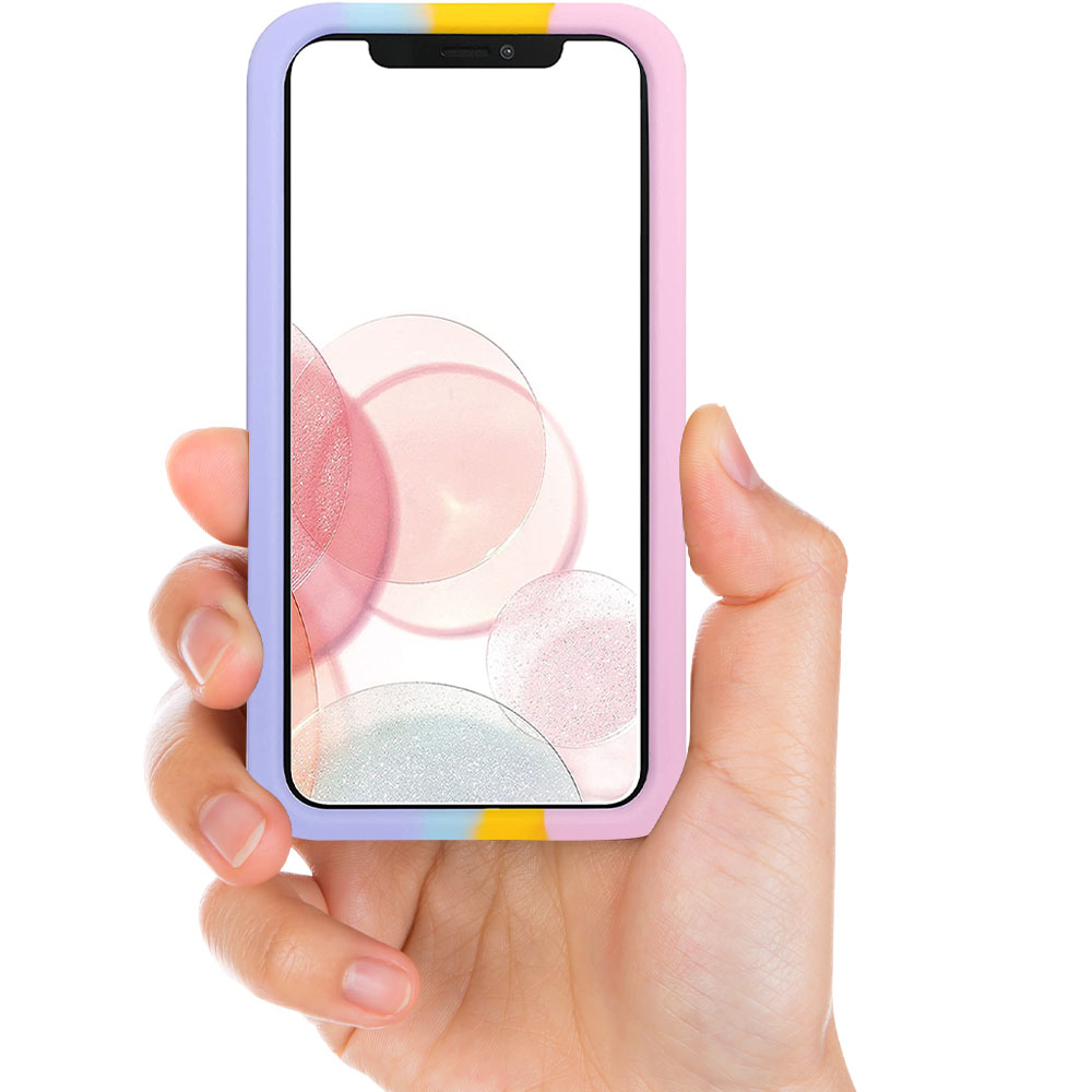 Eine Hand hält ein Telefon mit einer pastellfarbenen Hülle, die ein farbenfrohes, abstraktes Design auf dem Bildschirm zeigt.