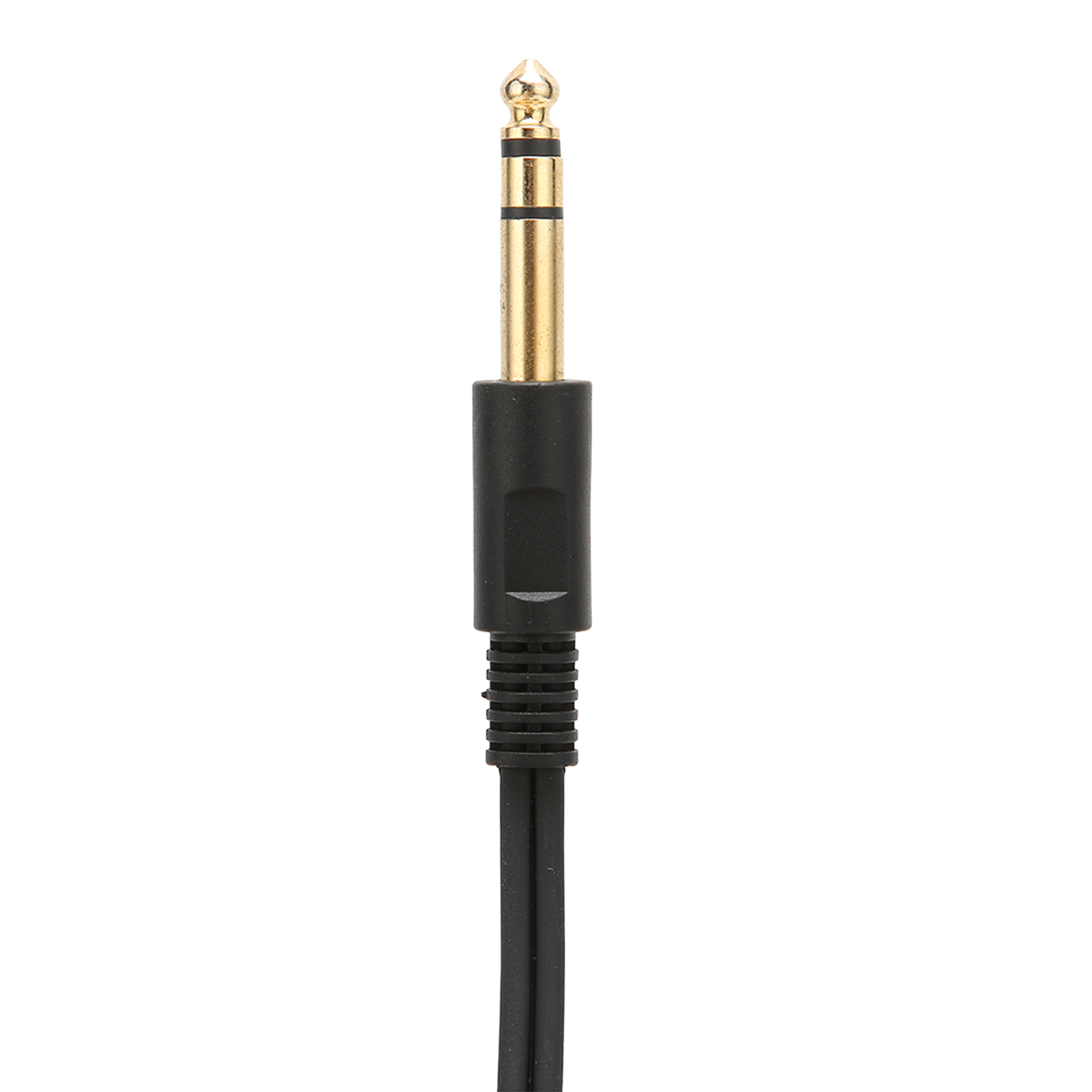 Nahaufnahme einer goldfarbenen Buchse an einem schwarzen Audiokabel vor einem weißen Hintergrund.