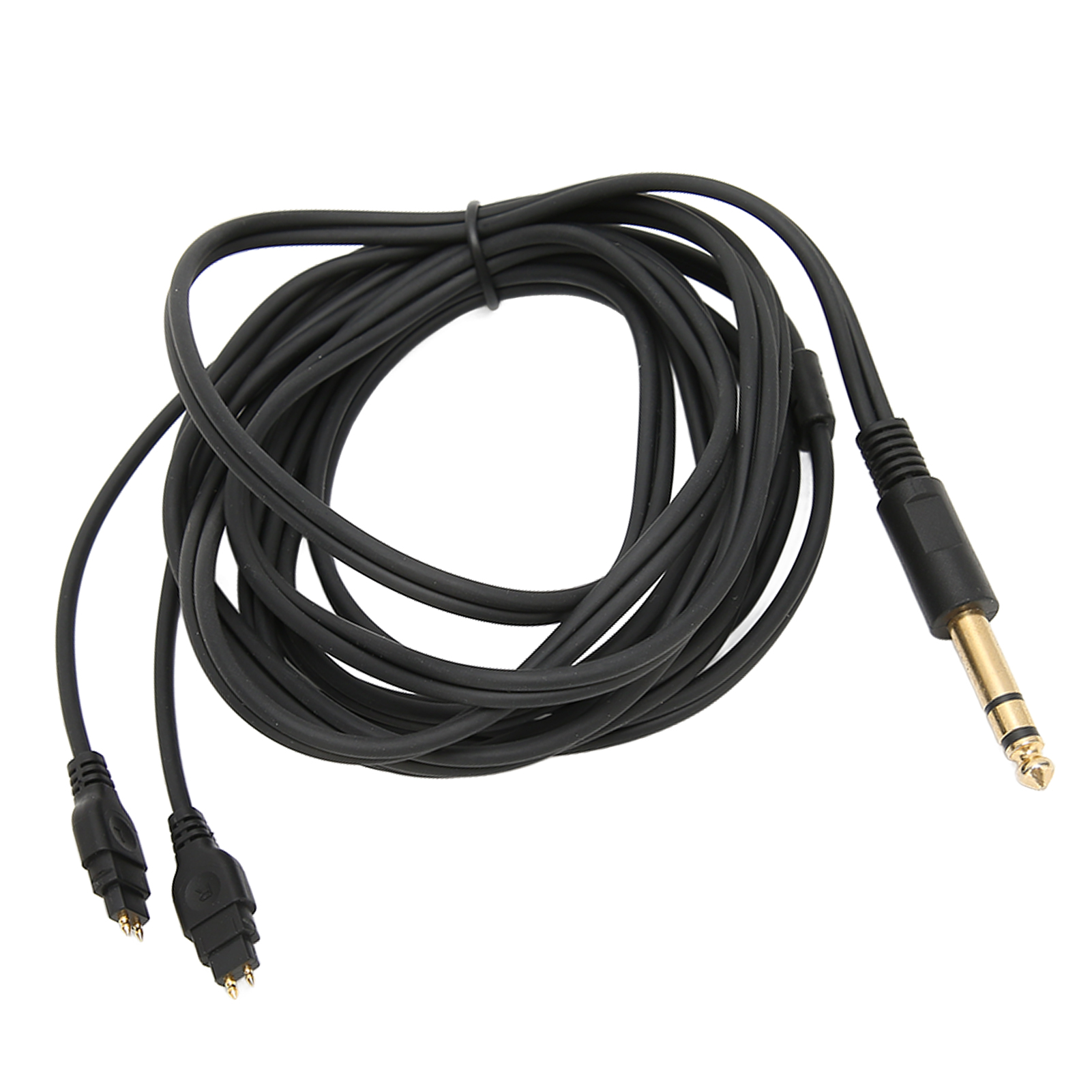 Aufgewickeltes schwarzes Audiokabel mit einer goldfarbenen Buchse und zwei schwarzen Anschlüssen.