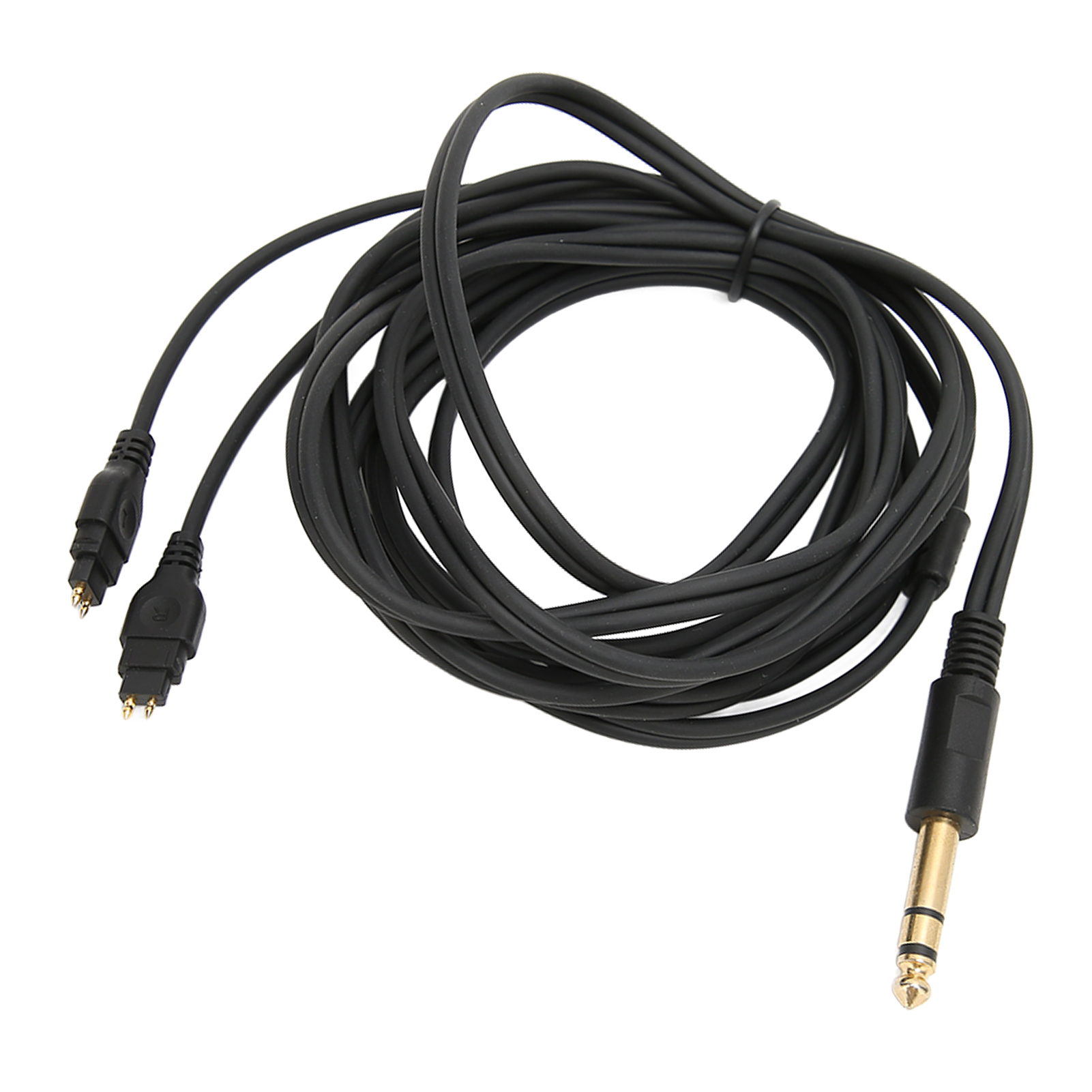 Aufgewickeltes schwarzes Audiokabel mit einer goldfarbenen Buchse und zwei schwarzen Anschlüssen.