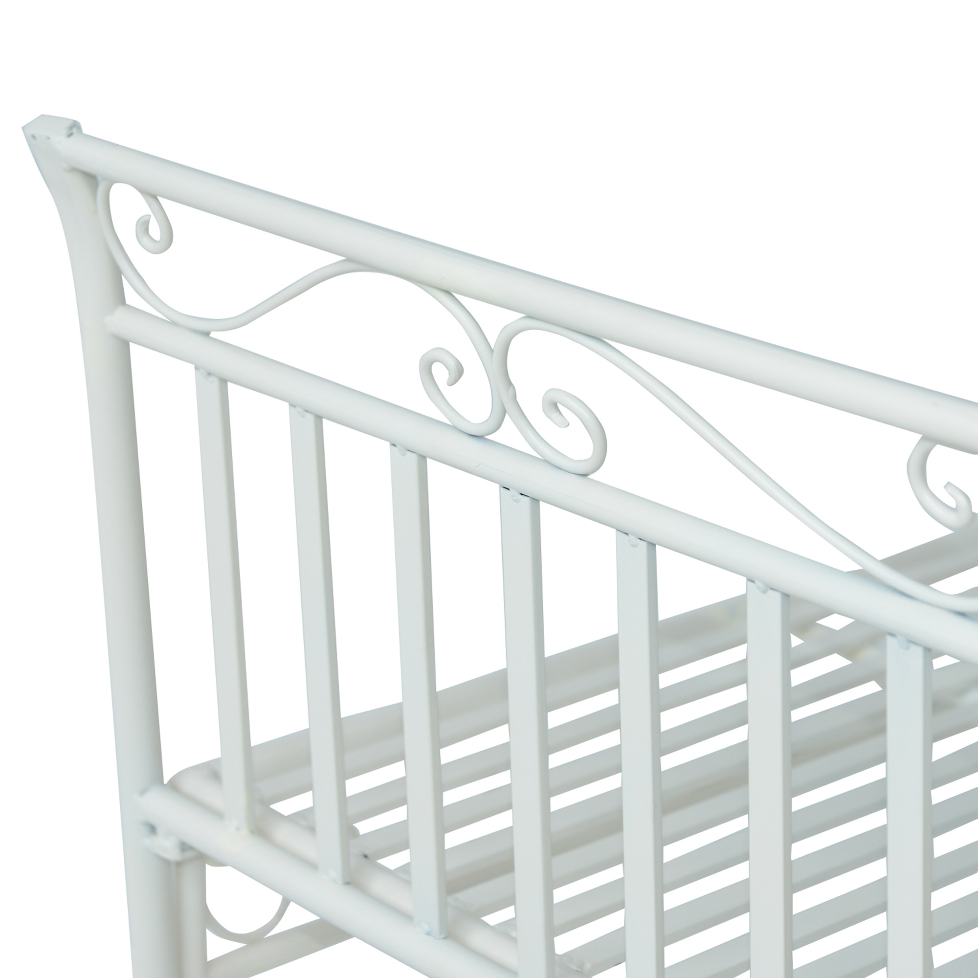 Primo piano del bracciolo decorativo di una panca da giardino in metallo bianco, su sfondo bianco.