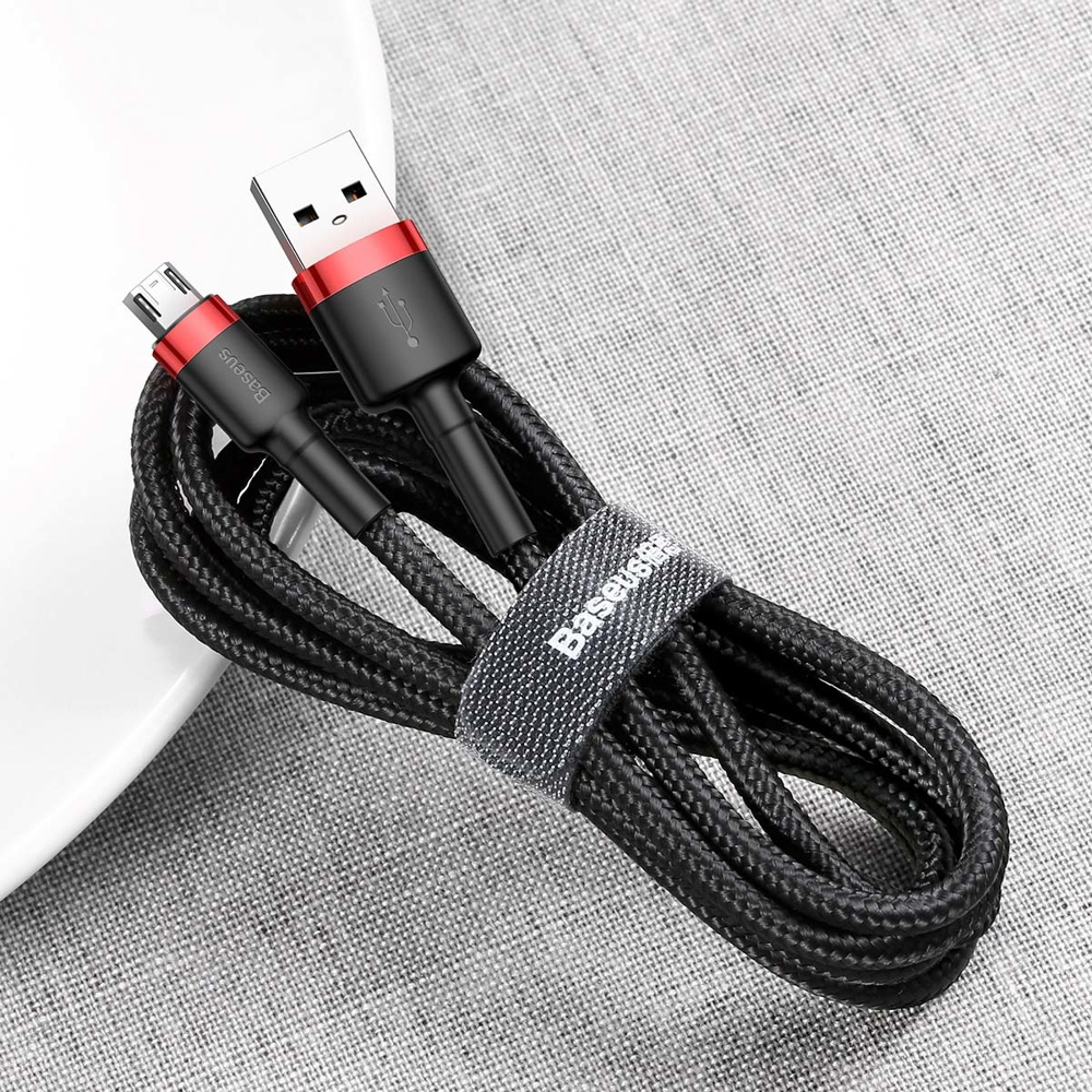 Biały i czerwony kabel USB w pudełku. Na pudełku znajduje się nazwa marki Baseus.