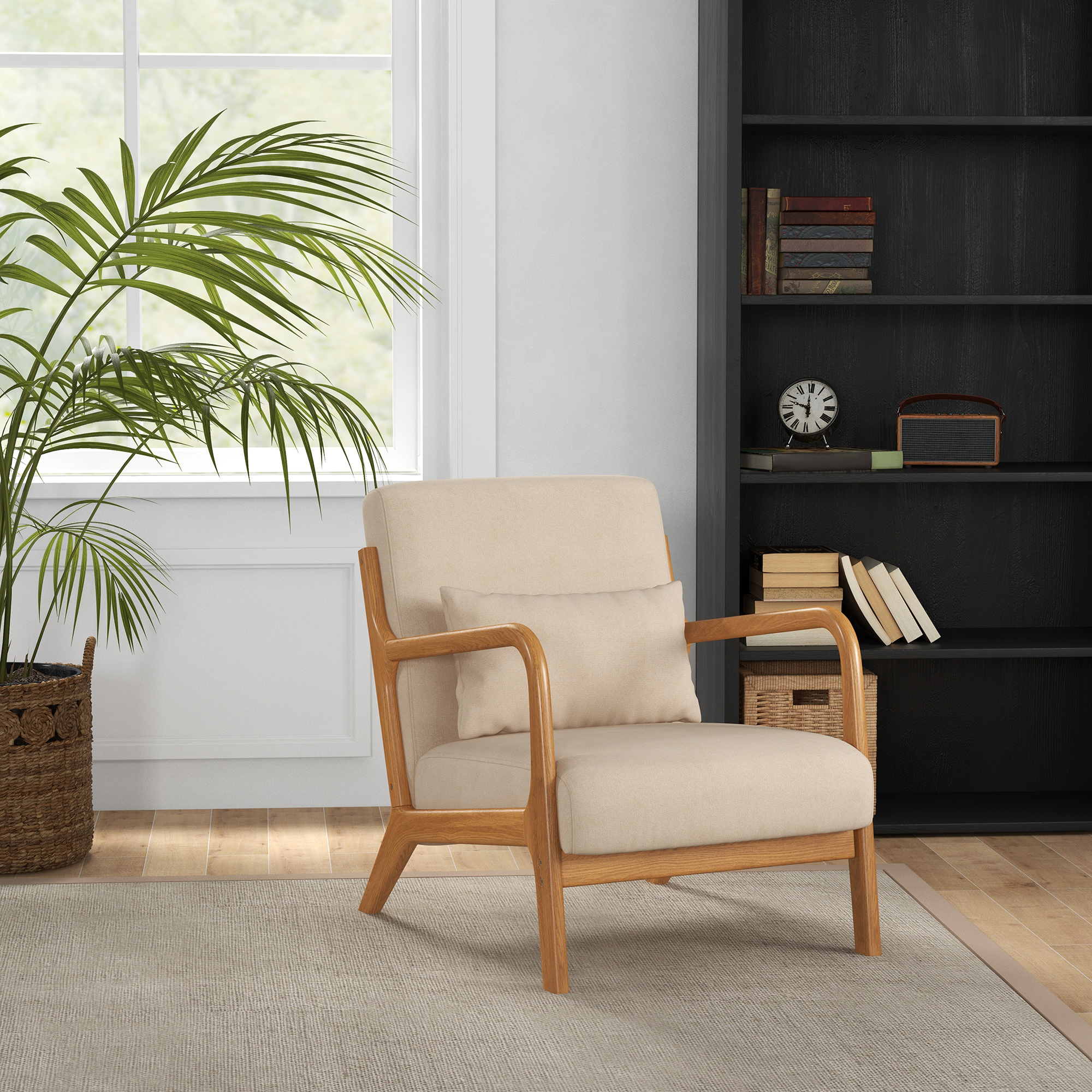 Una poltrona beige con braccioli in legno è posizionata in una stanza con piante e librerie.