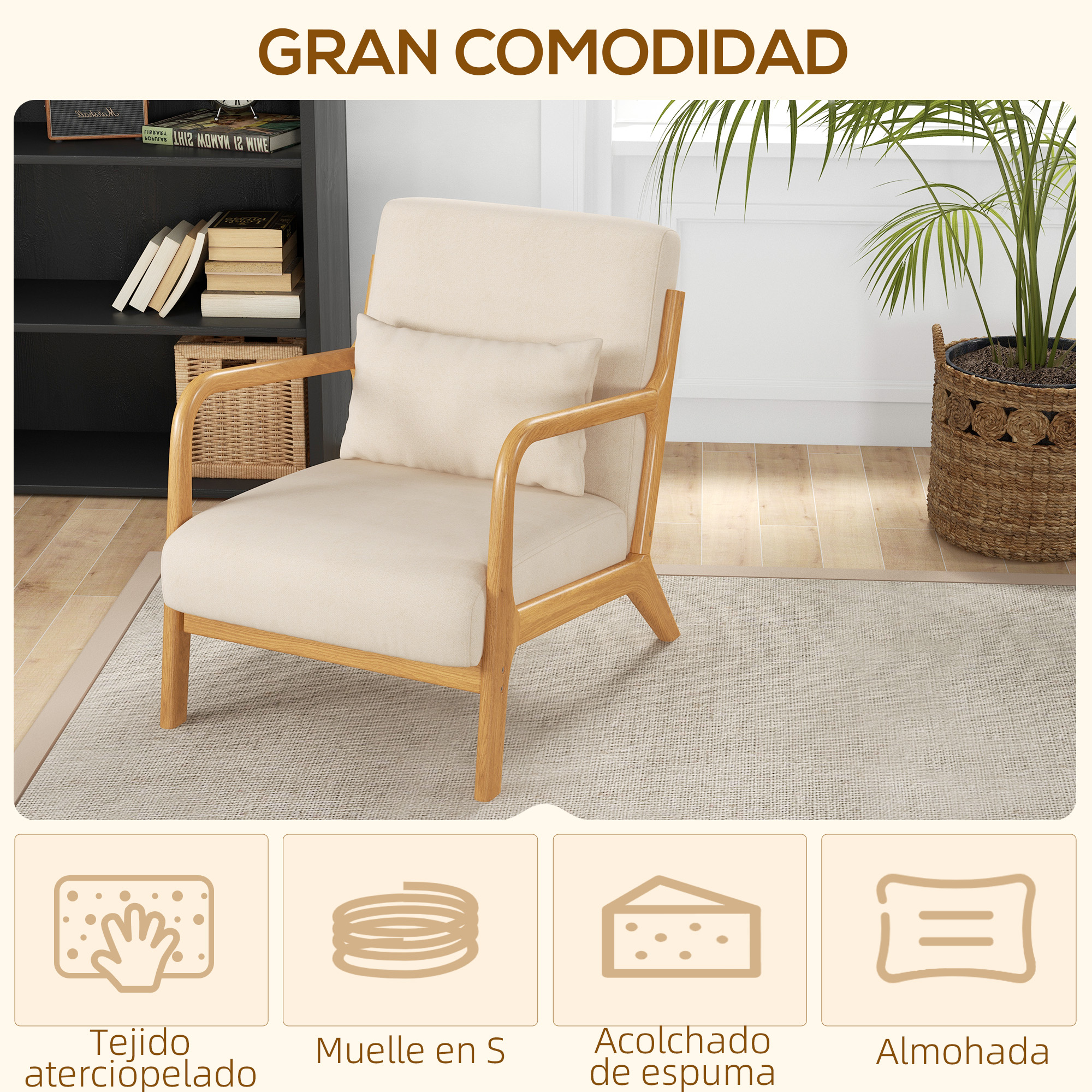 Sillón beige con almohada, marco de madera, sobre una alfombra beige, con plantas y estantería.