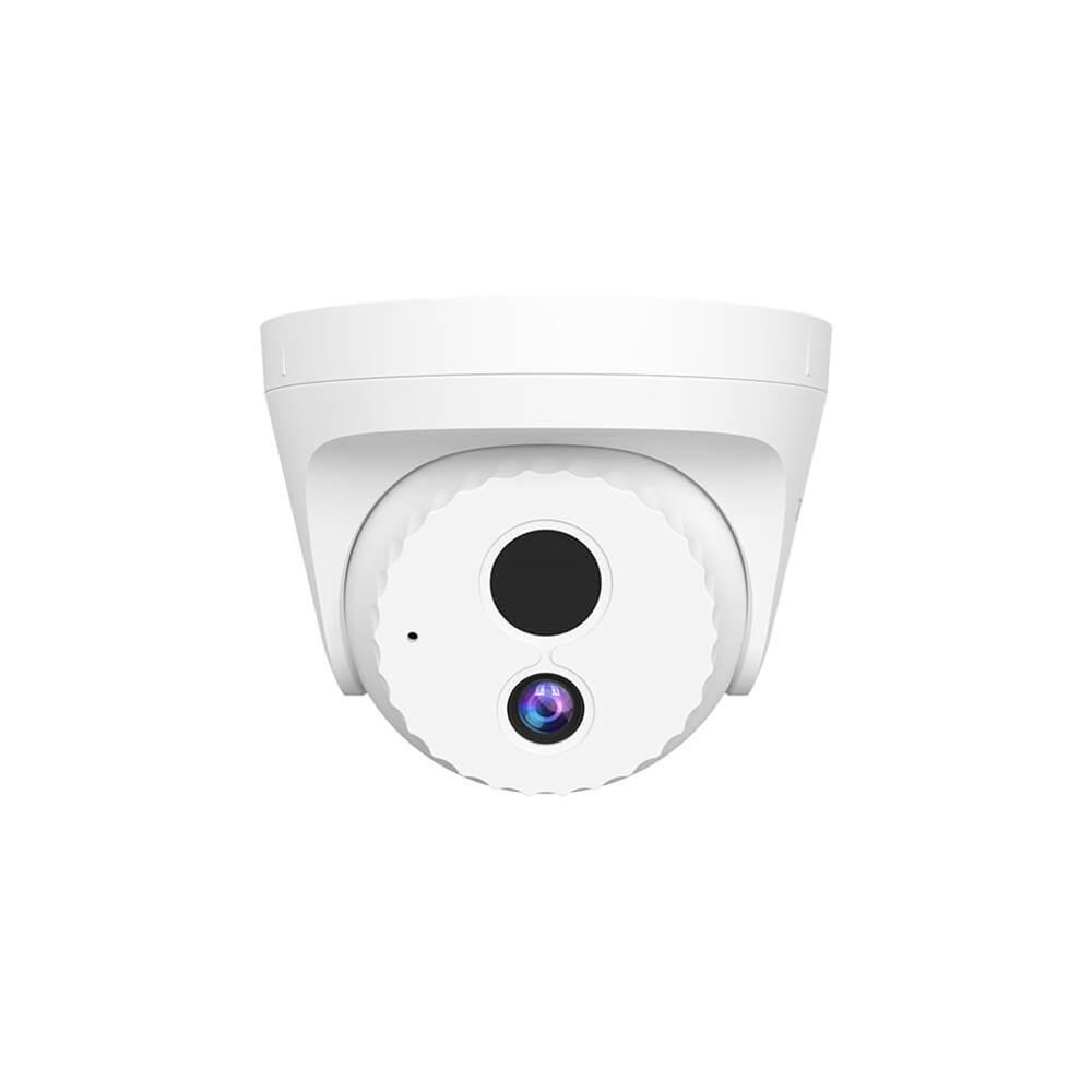 Una telecamera di sicurezza bianca a forma di cupola con un obiettivo e una piccola spia su sfondo bianco.