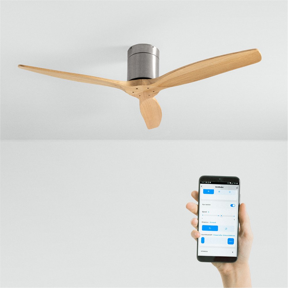 Ventilador de techo, con un teléfono mostrando una aplicación en la mano para controlarlo.