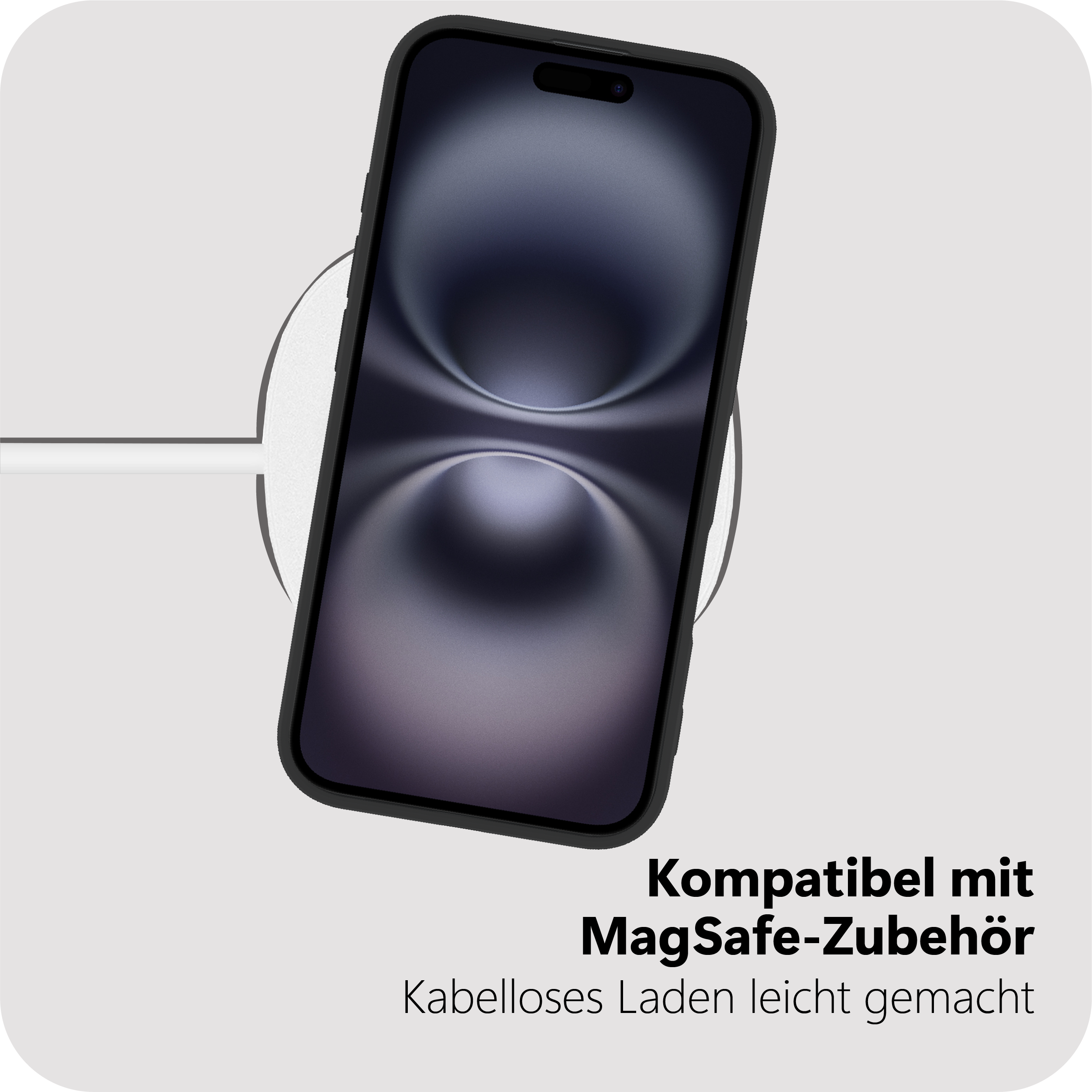 Ein Telefon mit einer schwarzen Hülle wird kabellos aufgeladen, kompatibel mit MagSafe-Zubehör für einfaches Aufladen.