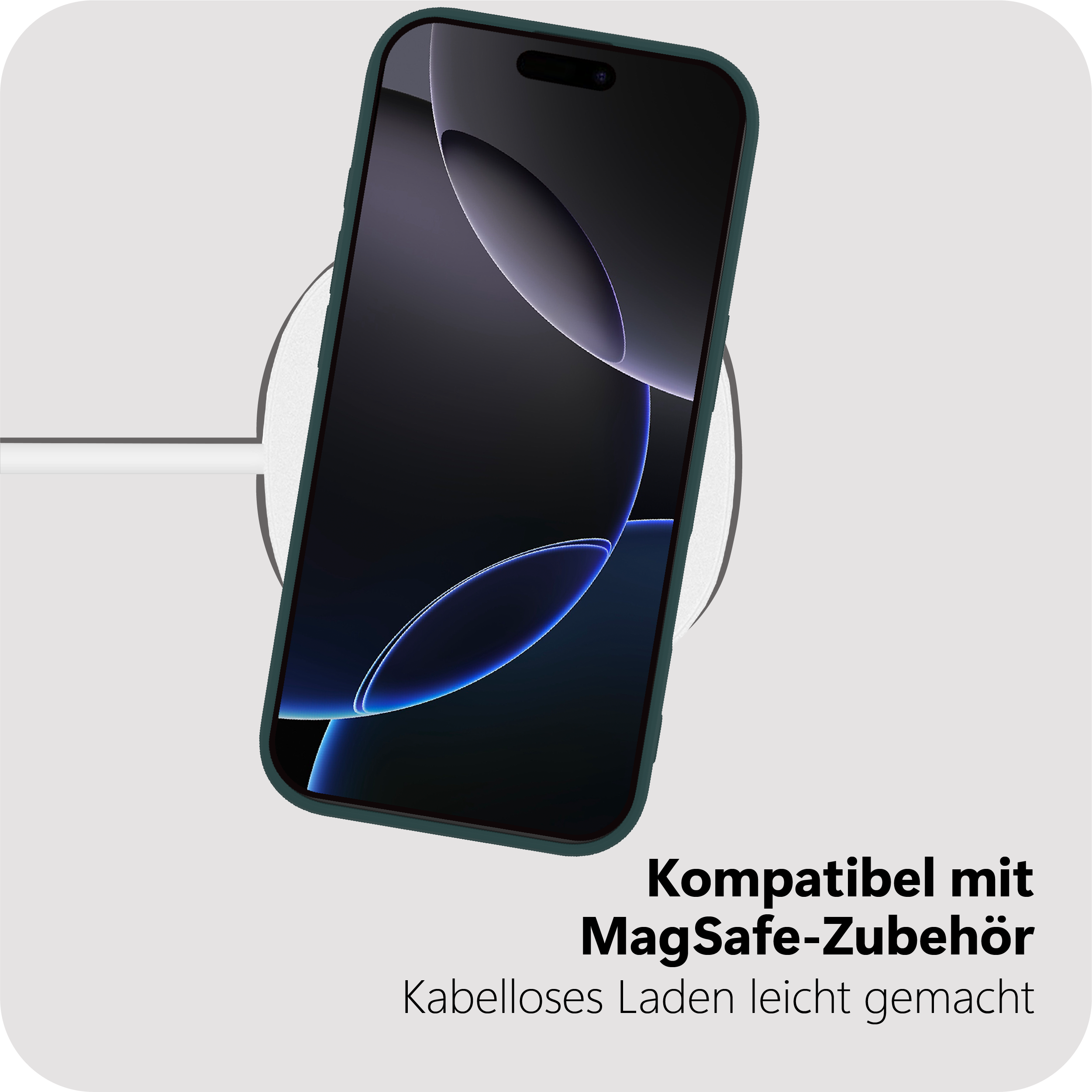 Ein Telefon in einer grünen Hülle auf einem weißen MagSafe-Ladegerät.
