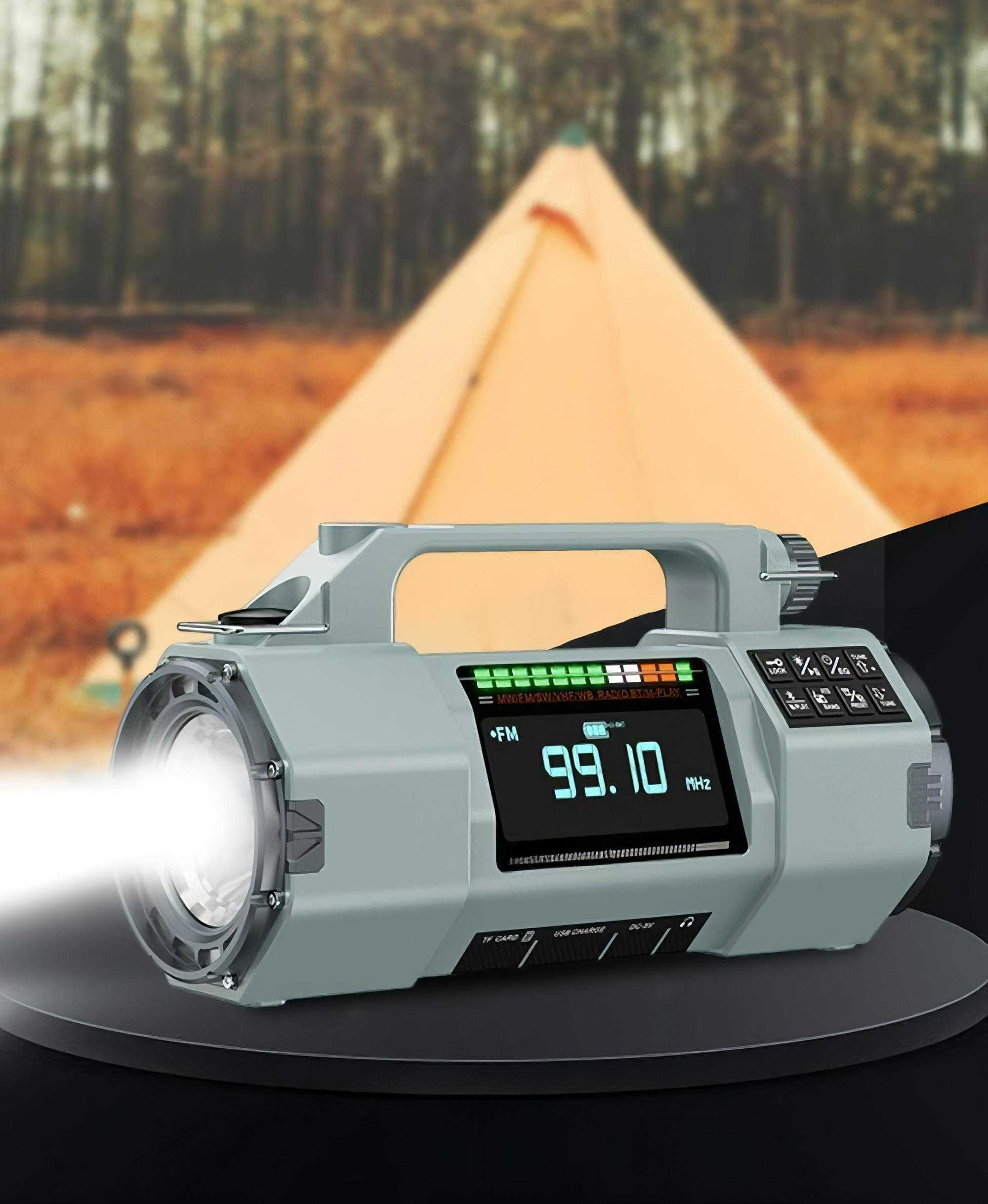 Radio mit hellem Licht, Zelt im Hintergrund, auf schwarzer Plattform.