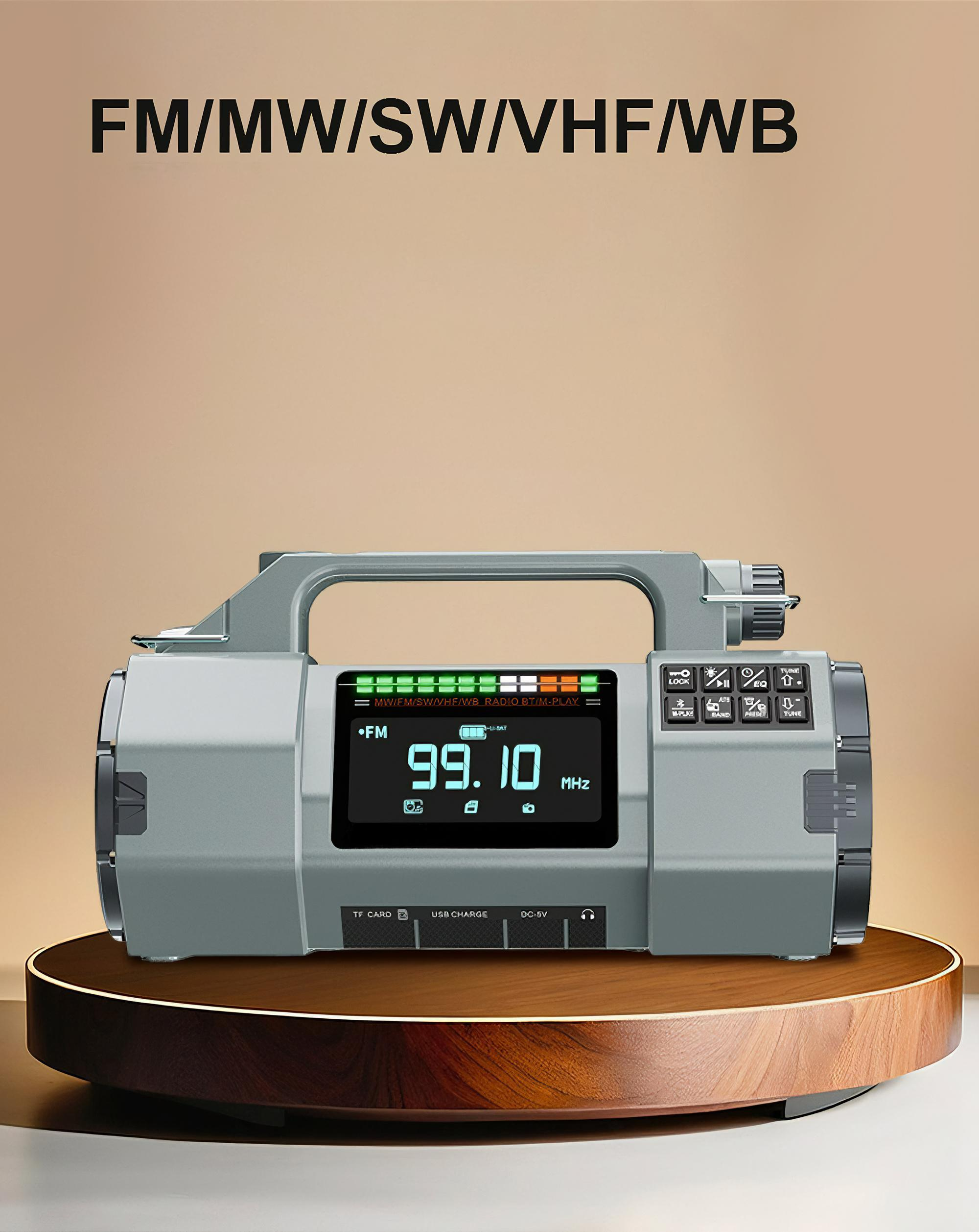 Ein graues Radio mit dem Text "FM/MW/SW/VHF/WB" oben auf einer braunen Oberfläche.