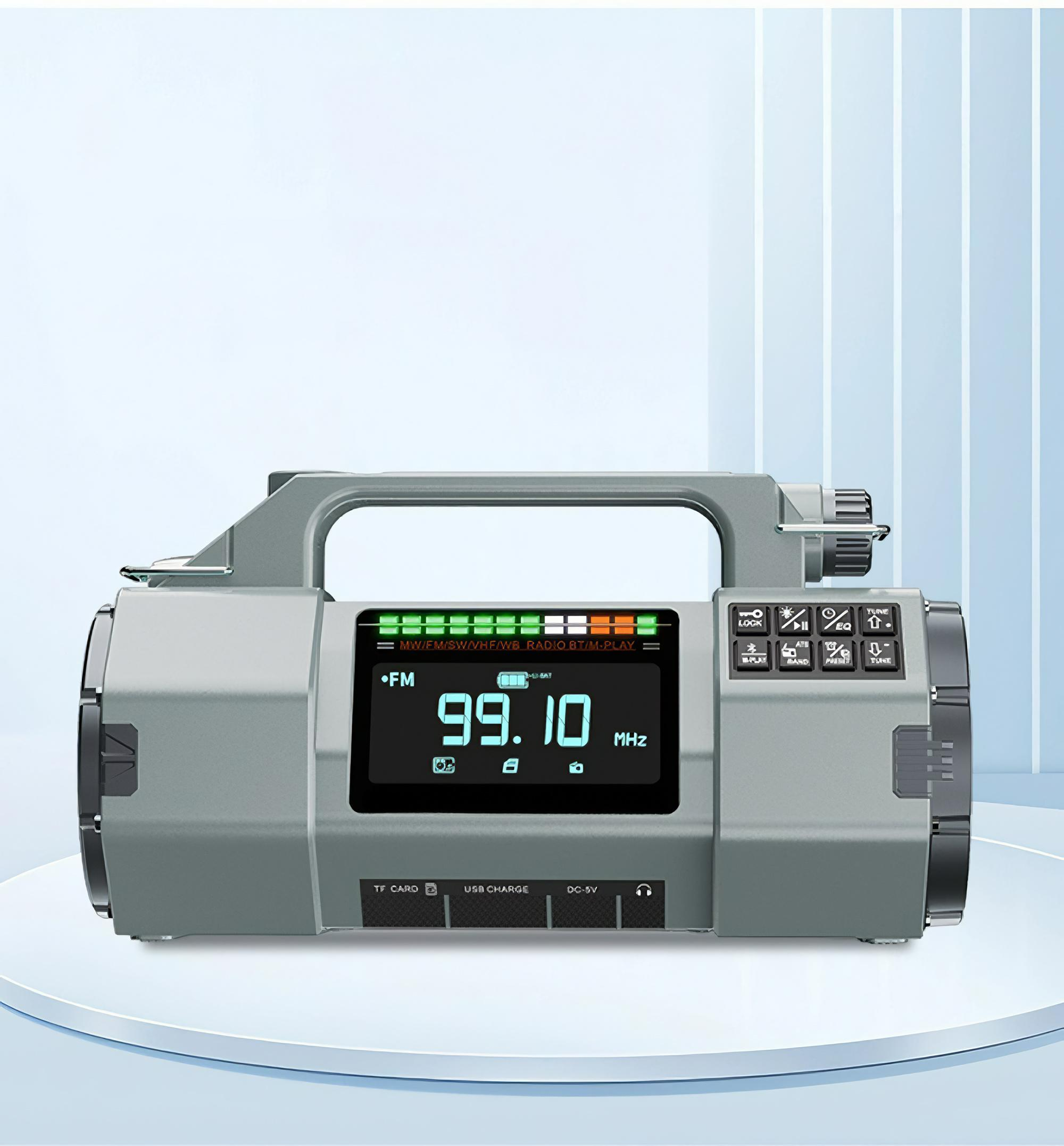 Graues Radio mit digitaler Anzeige von 99,10 MHz auf hellblauem Untergrund.