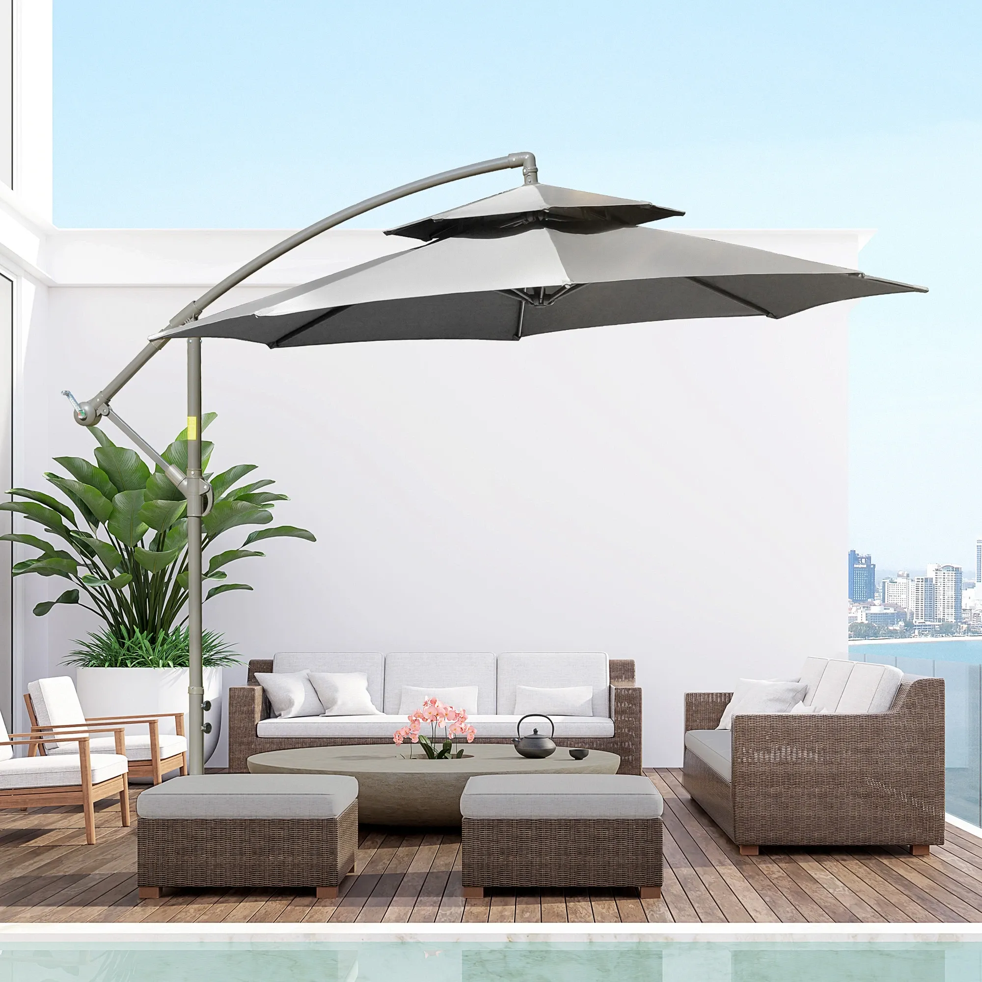 Ein grauer, freitragender Terrassenschirm beschattet einen modernen Lounge-Bereich im Freien mit Pool- und Stadtblick.