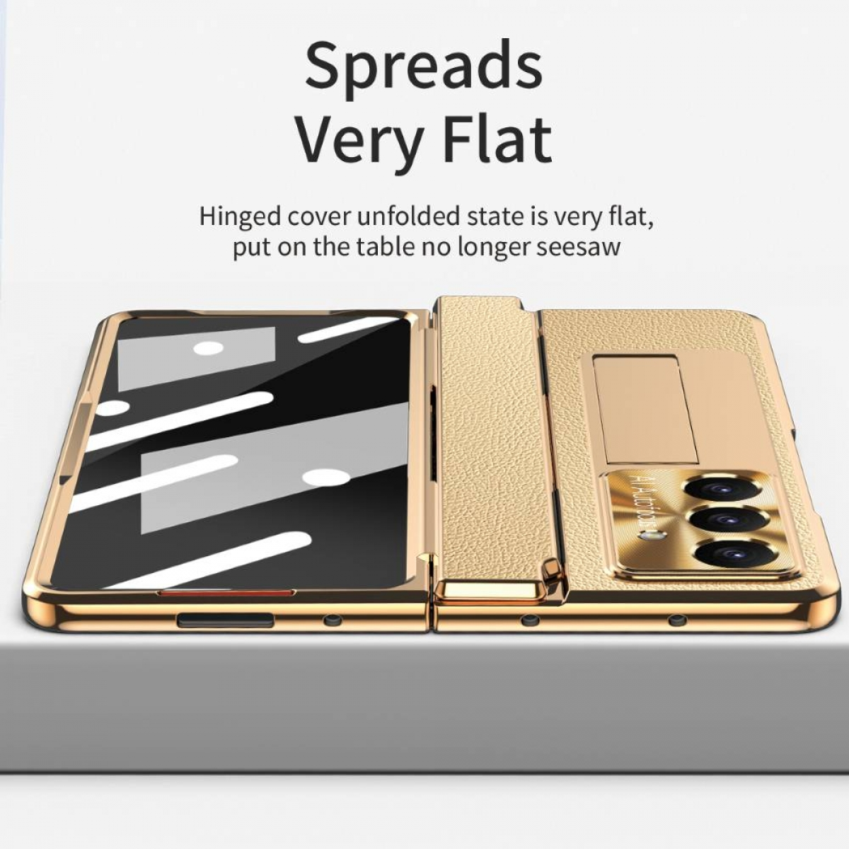 Eine goldene Klapphülle liegt flach und zeigt ihr Scharnierdesign und die Details des Kameraobjektivs auf einer weißen Oberfläche.