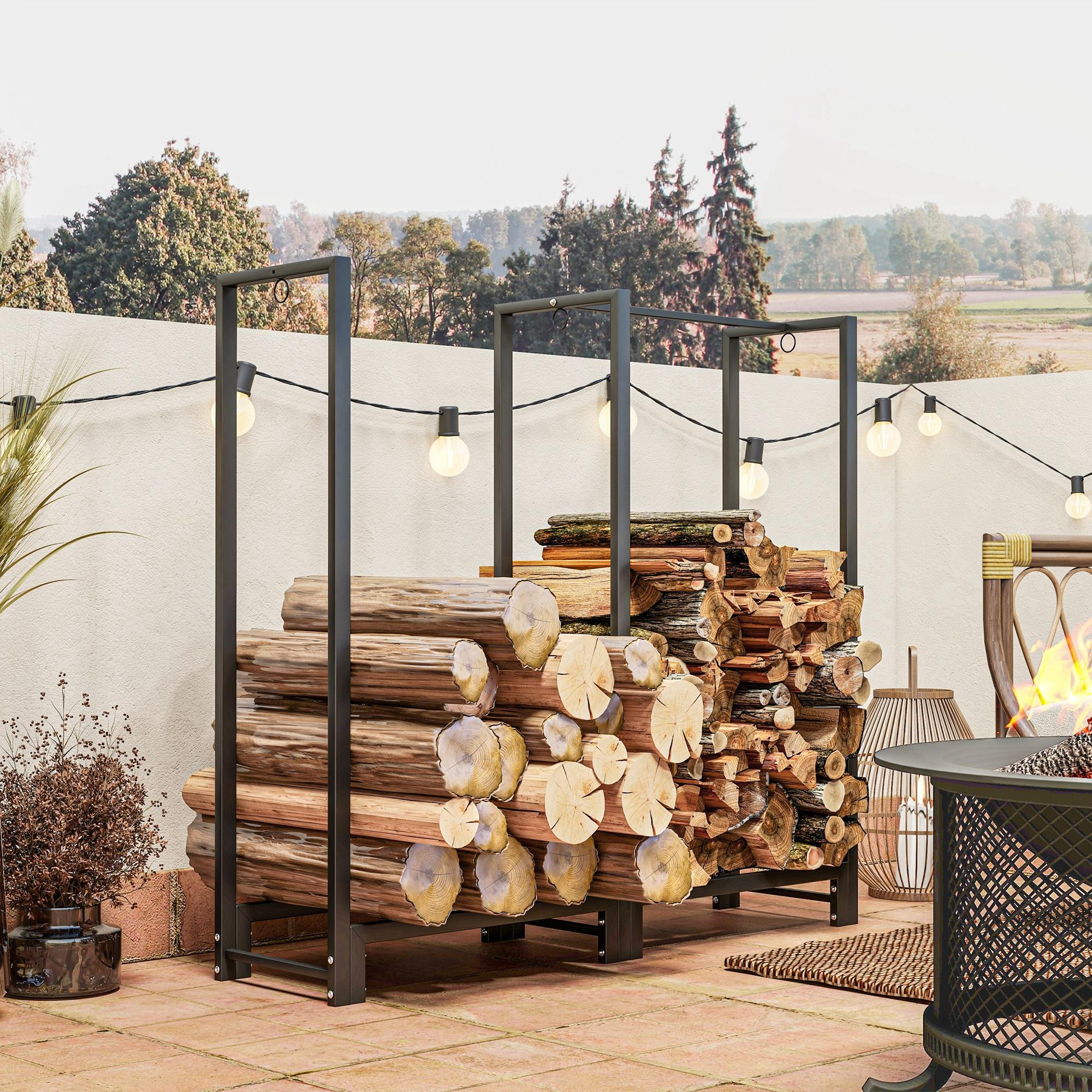 Brennholzregal mit Holz gefüllt, auf einer Terrasse. Hintergrund: Bäume, Feuerstelle, Lichterketten.