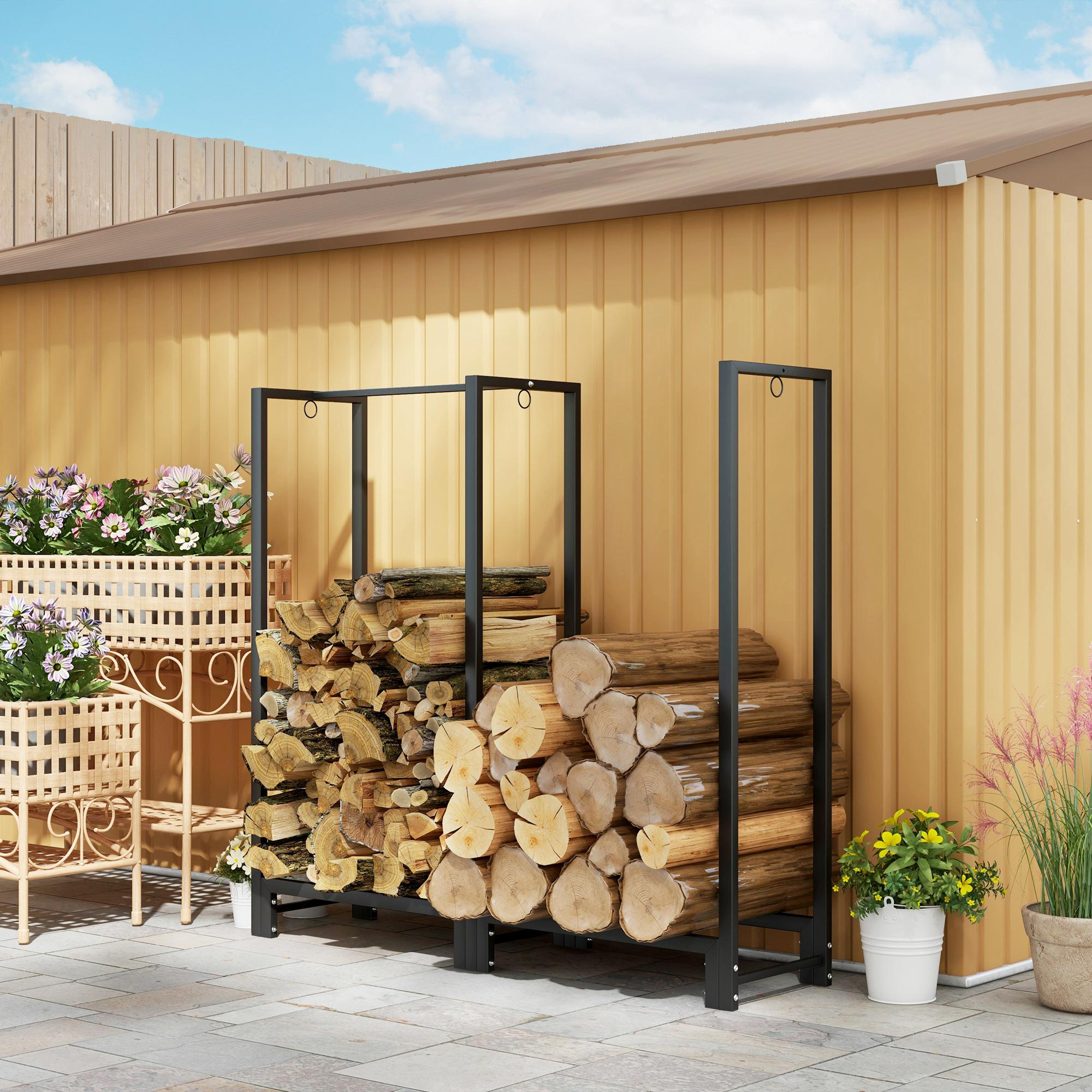 Außenszene mit Holzregal gefüllt mit Holz, neben Blumentöpfen, vor einer gelben Wand und blauem Himmel.