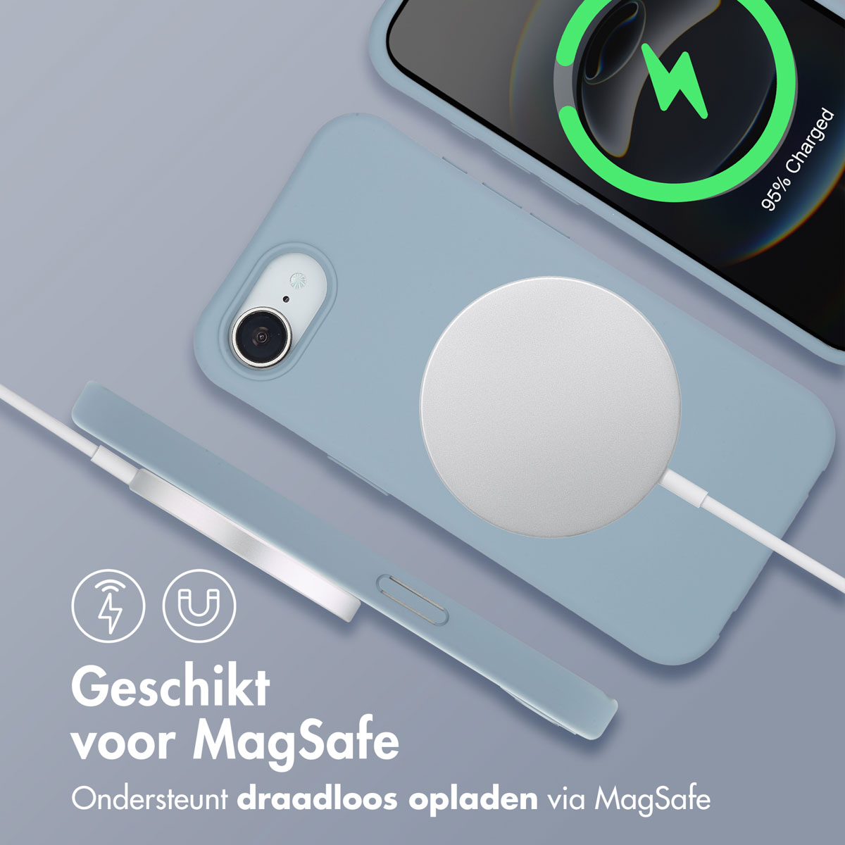 Een lichtblauwe telefoonhoes wordt draadloos opgeladen op een grijs oppervlak en toont 95% opgeladen.