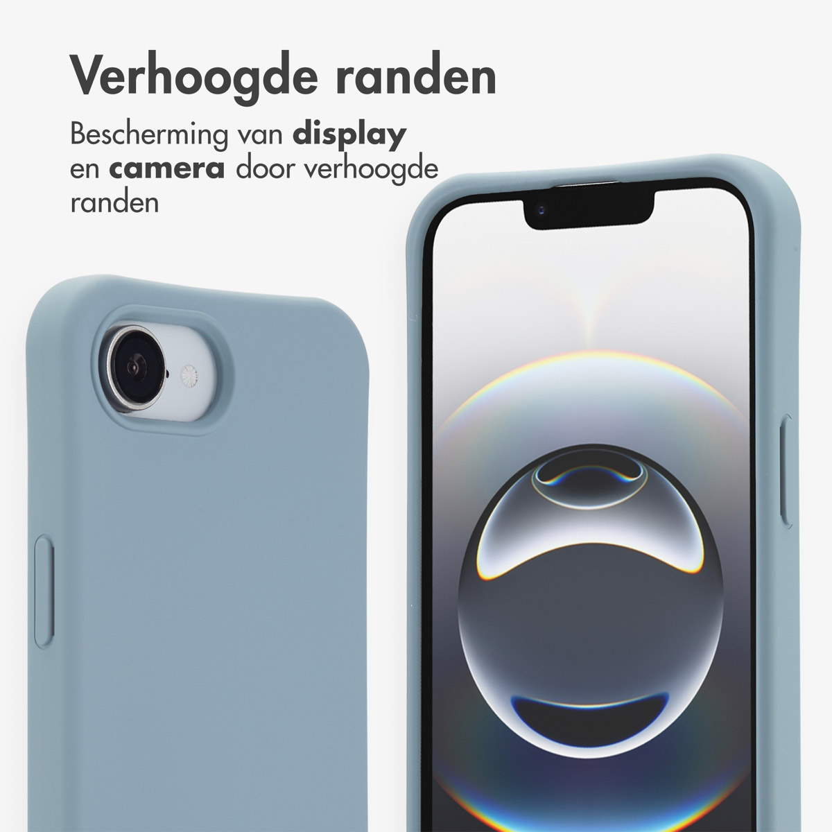 Een lichtblauwe telefoonhoes met opstaande randen, naast een telefoon met een oplichtend scherm.