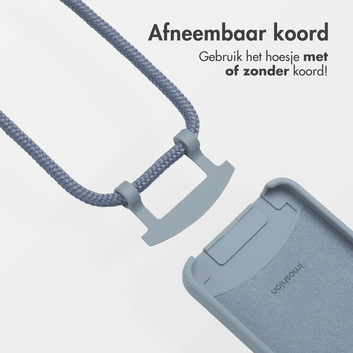 Close-up van het bevestigingspunt van een lichtblauwe telefoonhoes met een gevlochten band.