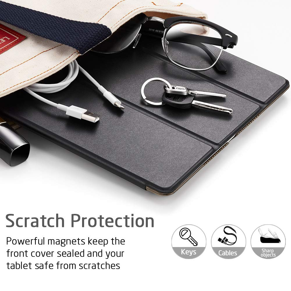 Ein schwarzes Tablet mit einer Hülle liegt in einer Tasche, umgeben von Schlüsseln, Kabeln und einer Brille.