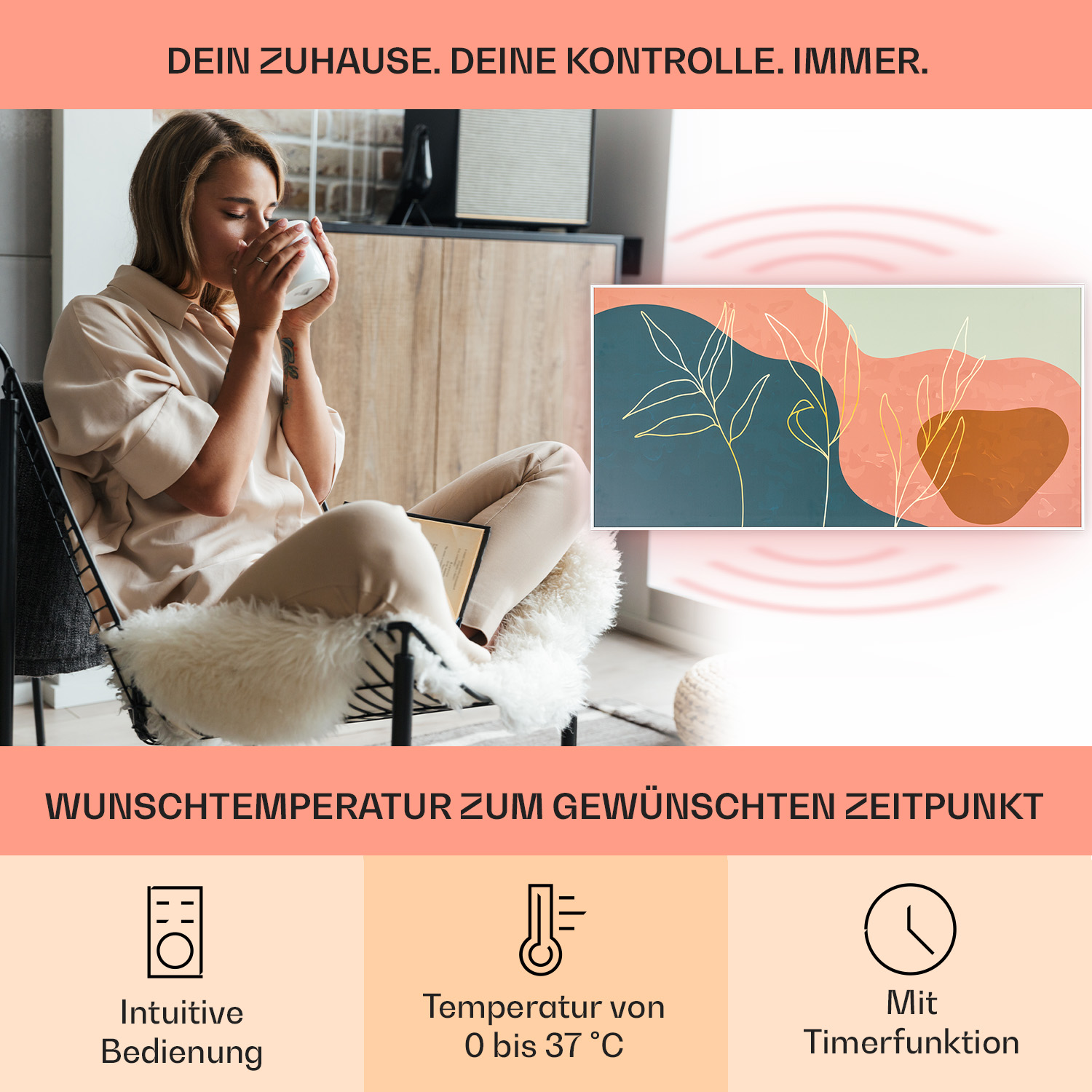 Frau trinkt aus einer Tasse, sitzt in einem Stuhl, mit einem Bild an der Wand.