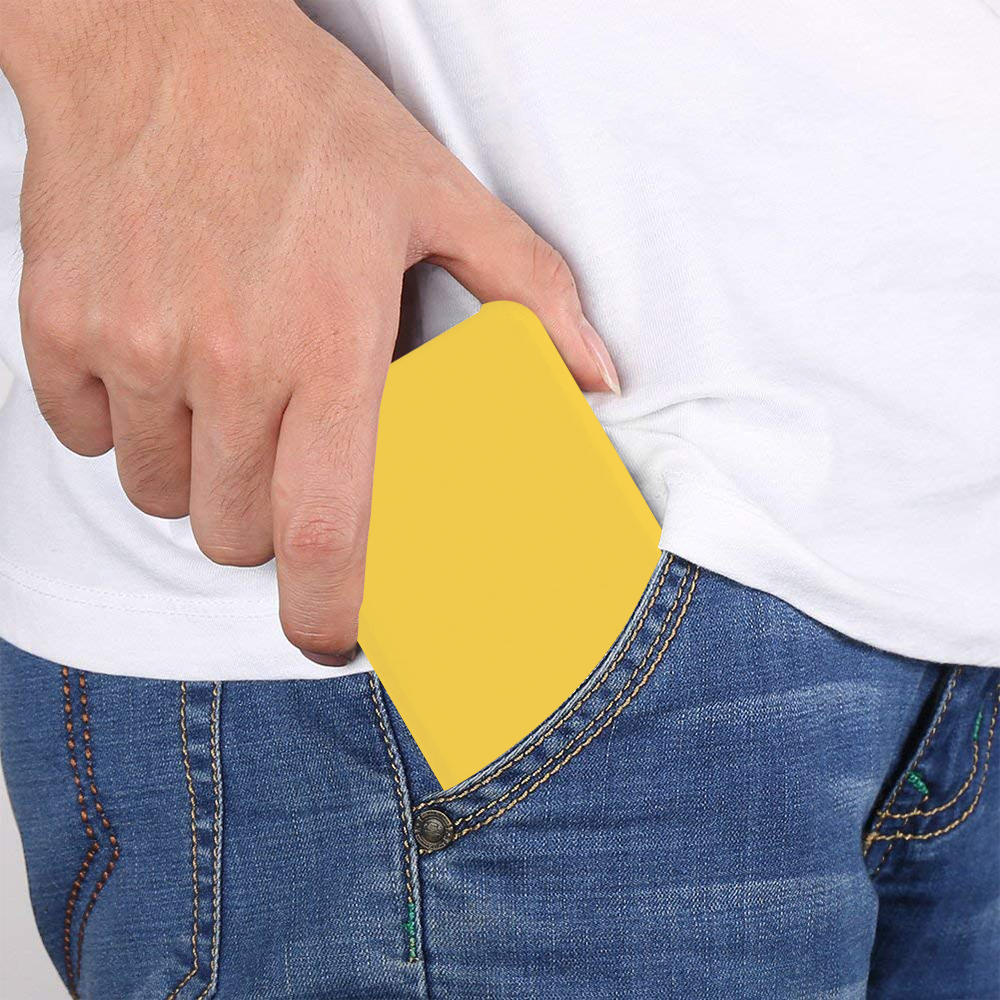 Die Hand einer Person in einer Tasche, in der eine gelbe Handyhülle sichtbar ist.